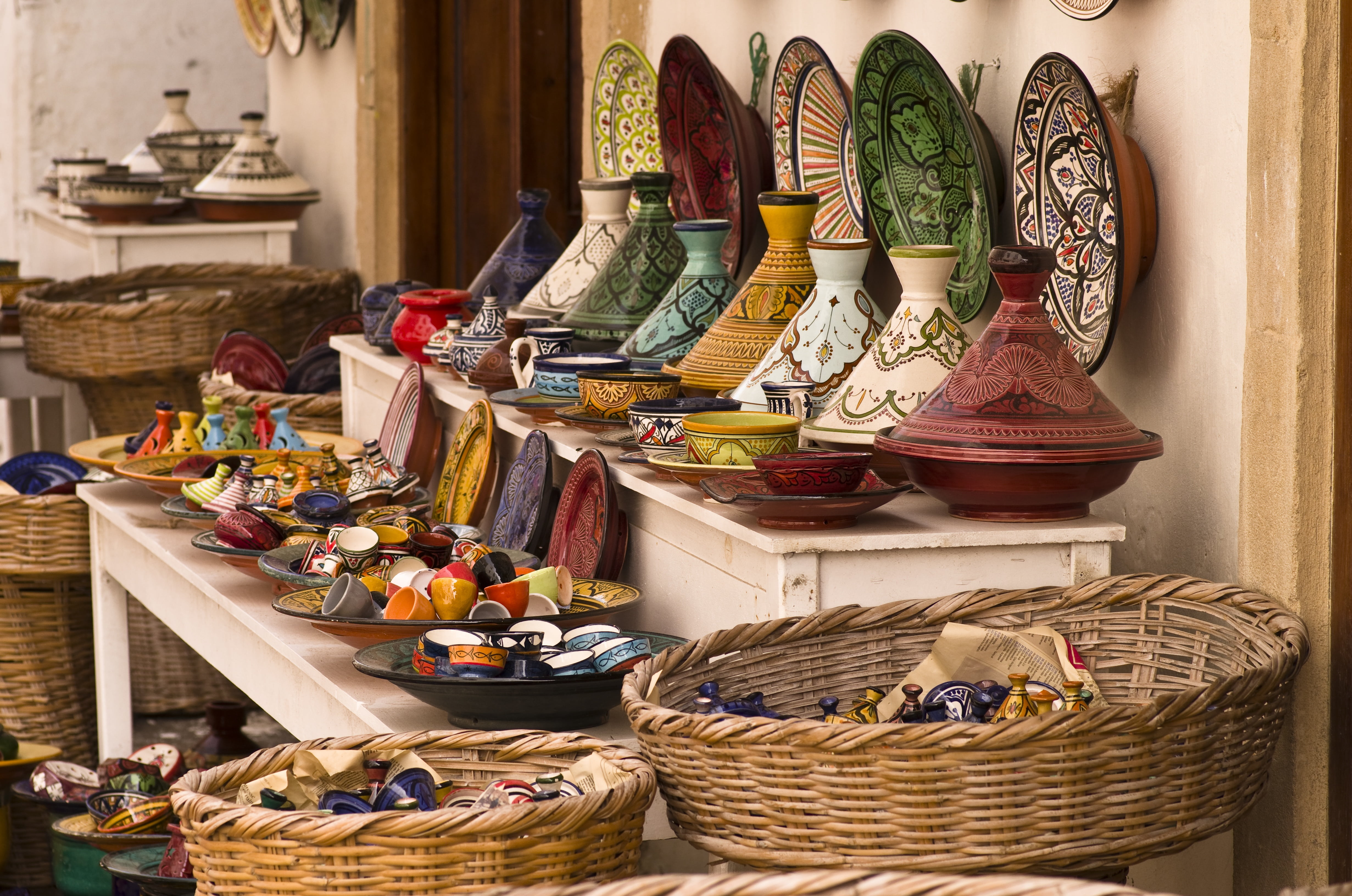 pottery, collection, decorative, choice, abundance, shoe, retail, tajine, variation, shelf, store, plate, indoors, arrangement, vase, sale, large group of objects, HD Wallpaper