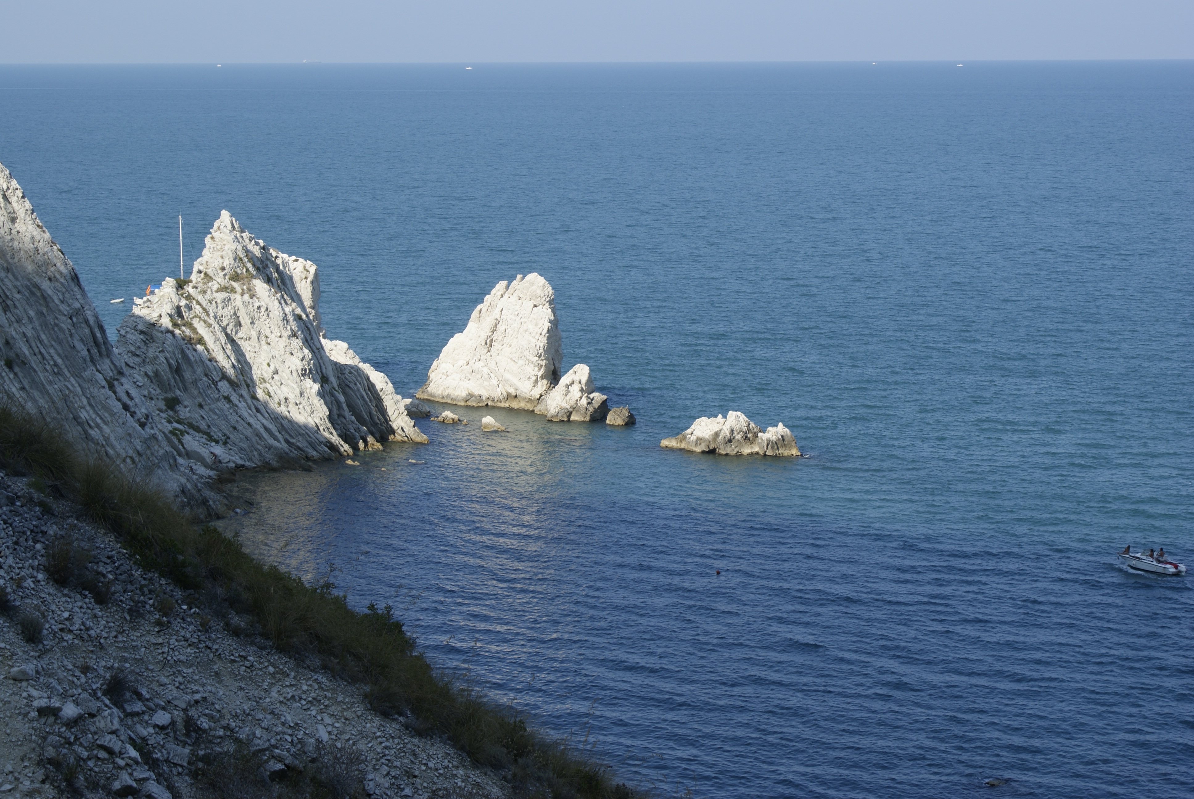 coast, sea, non-urban scene, tranquility, booked, rock formations, horizon, sky, stack rock, beauty in nature, 4K, cliff, nature, water, rock, no people, HD Wallpaper