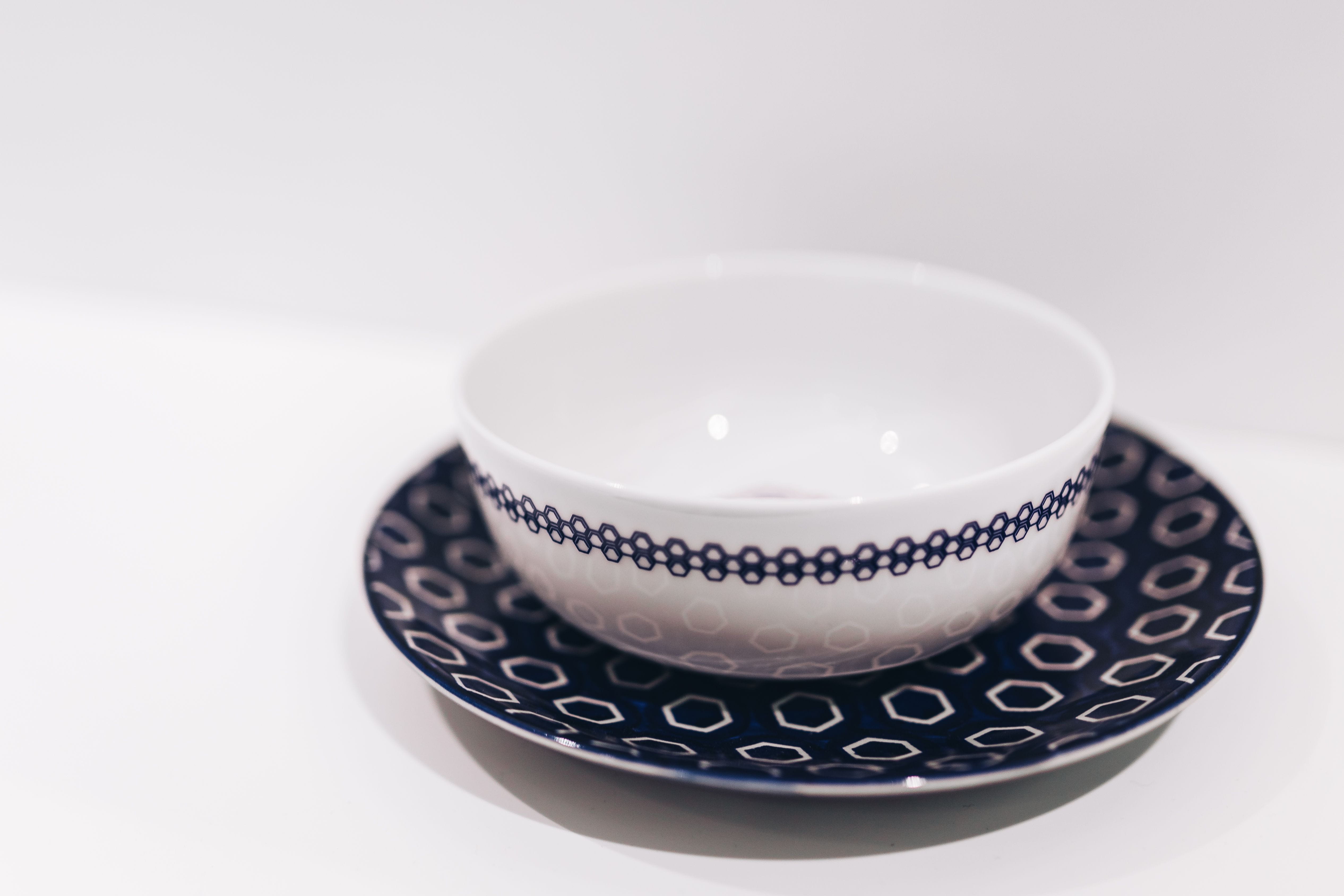 tablecloth, dishware, table, pottery, close-up, dishes, studio shot, selective focus, crockery, ceramics, kitchenware, mug, saucer, focus on foreground, HD Wallpaper
