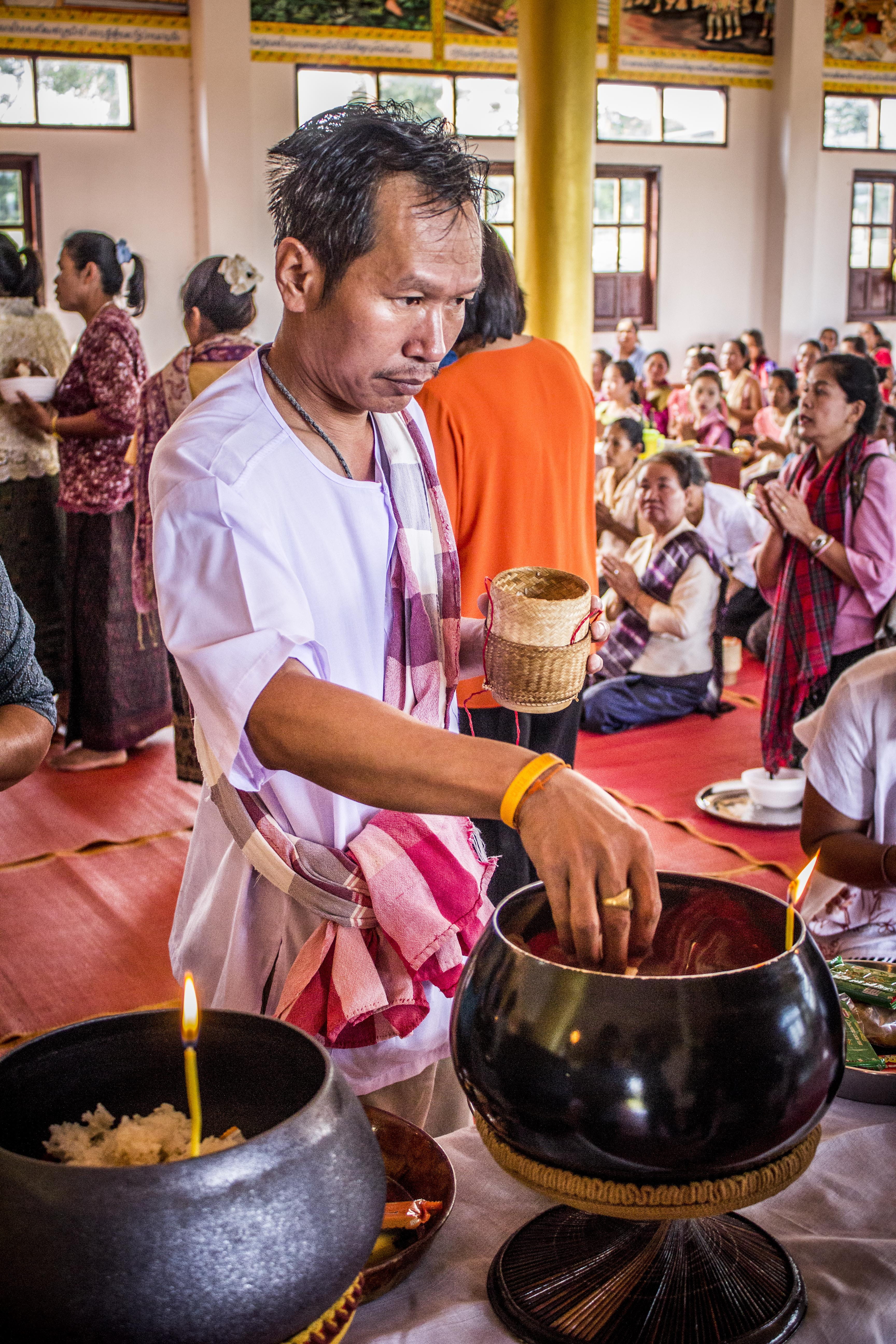 household equipment, belief, table, crowd, culture, food, adult, preparation, holy, real people, women, daylight, worship, Asian, standing, men, temple, Phone HD Wallpaper
