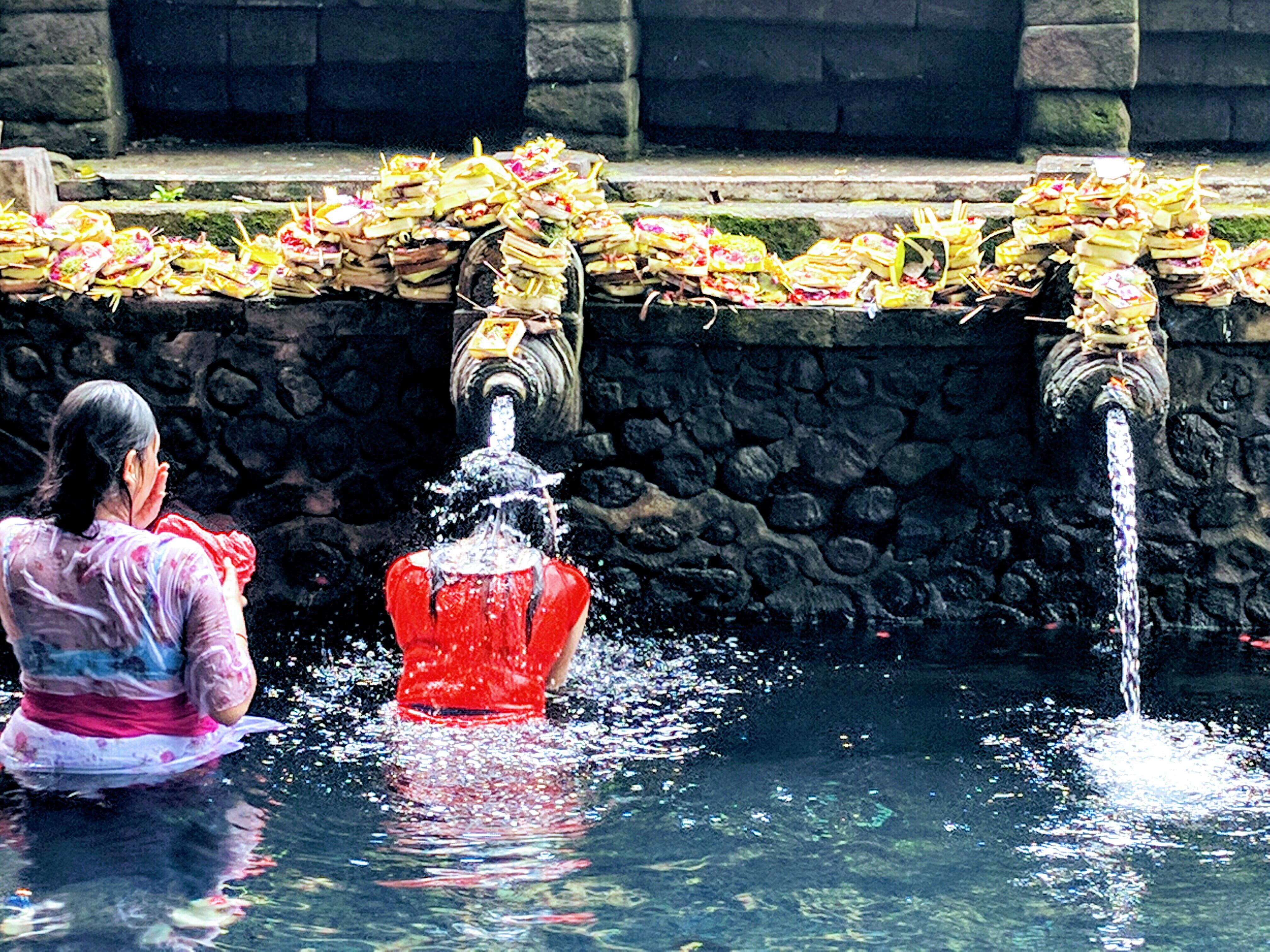 leisure activity, people, sacred, balinese, holy, architecture, sculpture, splashing, built structure, day, outdoors, women, pura tirta empul temple, taking, HD Wallpaper