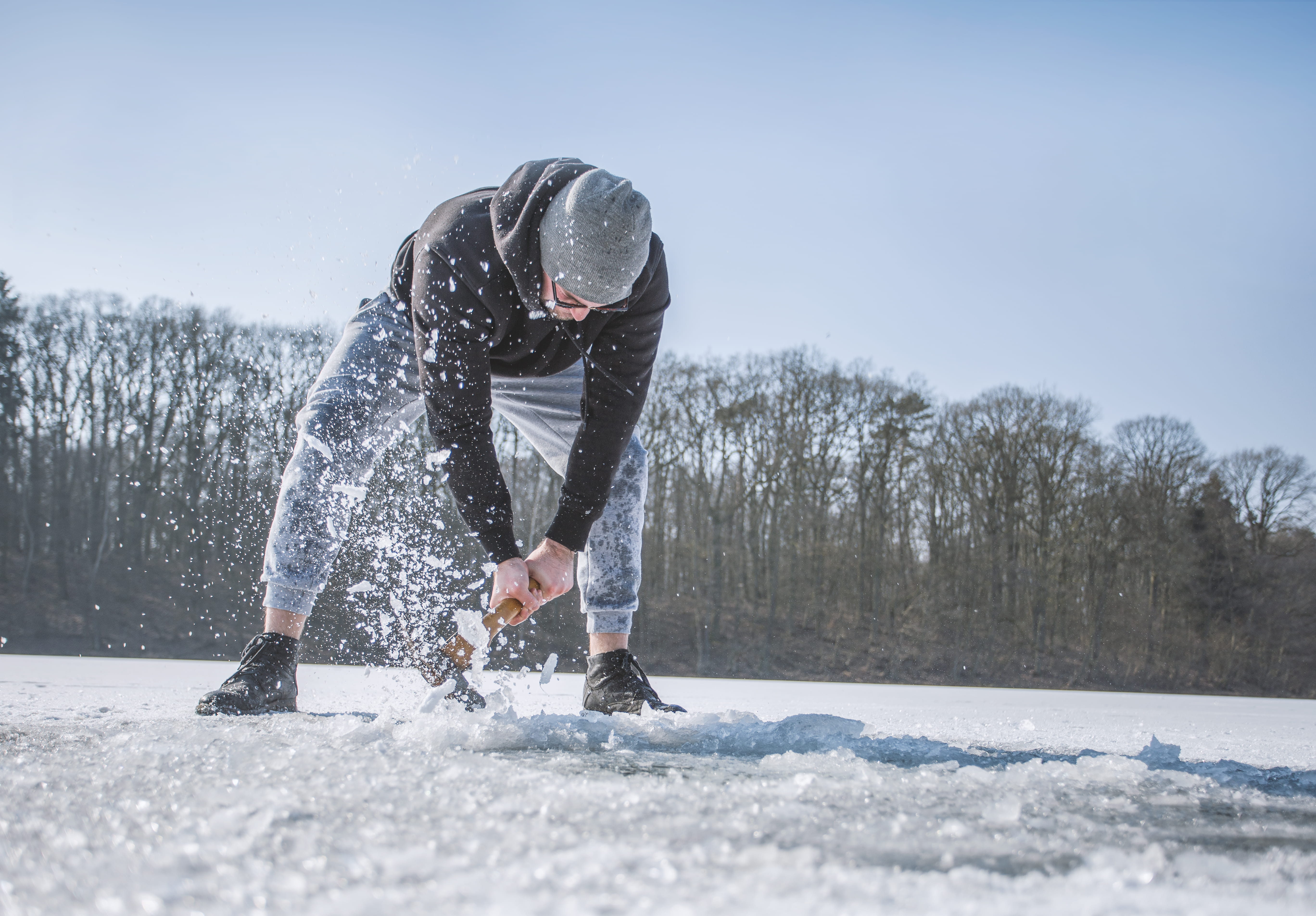 working, clothing, woods, shovel, healthy lifestyle, copy space, recreation, season, lifestyles, winter, full length, frosty, person, warm clothing, nature, HD Wallpaper