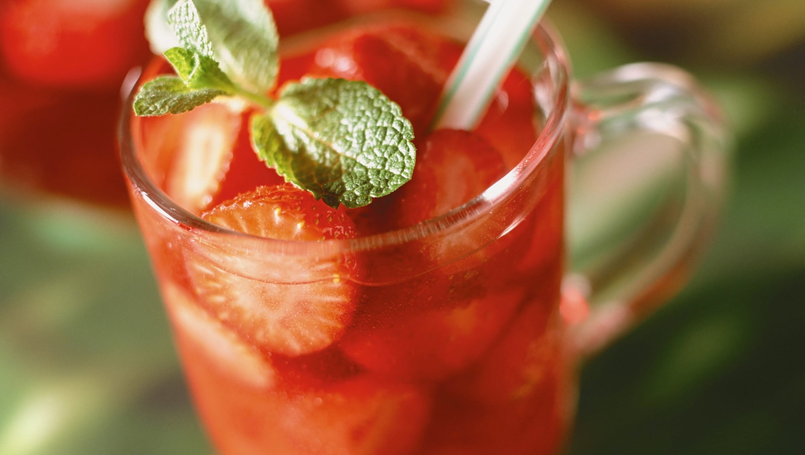 mojito, fruit, cup, food, strawberry, 2K, hard liquor, healthy Eating, citrus Fruit, green Color, refreshment, ice, peppermint, mint, freshness, liquid, HD Wallpaper