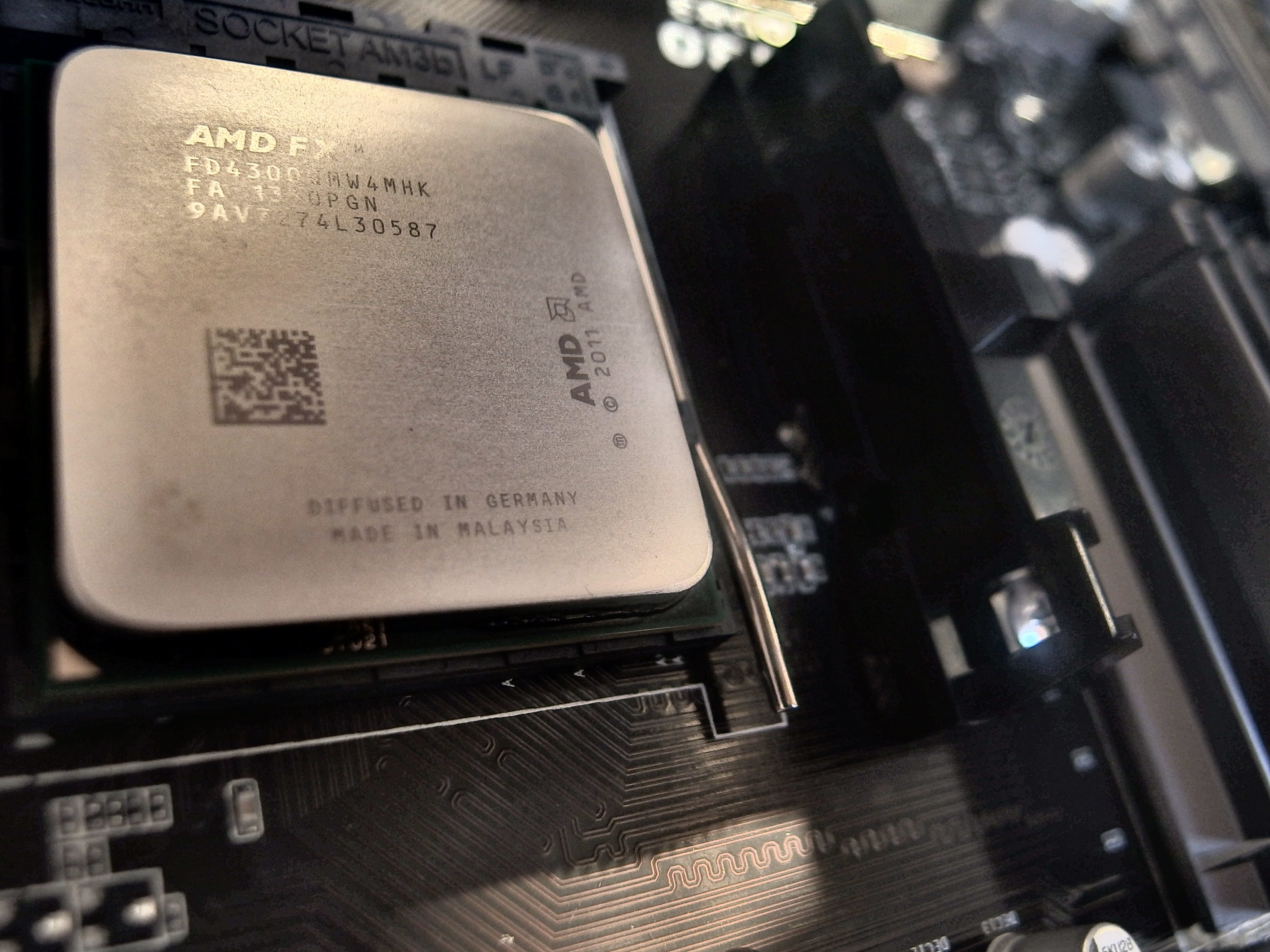 focus on foreground, desktop, intel, control, still life, arm, portable, polished, sound recording equipment, text, heatsink, technology, western script, HD Wallpaper