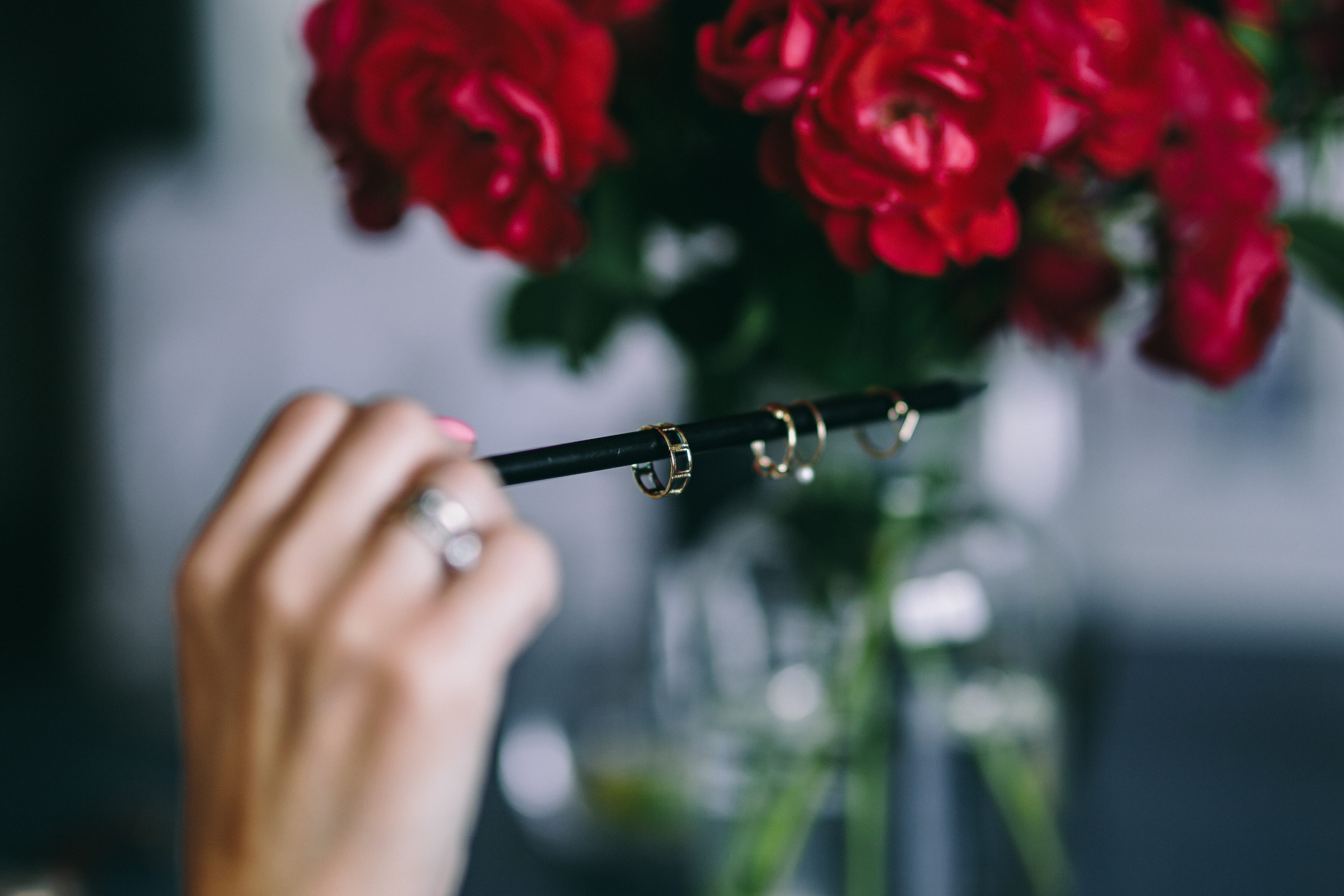 roses, people, red roses, selective focus, hand, human Hand, focus on foreground, lovely, freshness, cute, flowers, rose, bouquet, 5K, bunch of flowers, HD Wallpaper