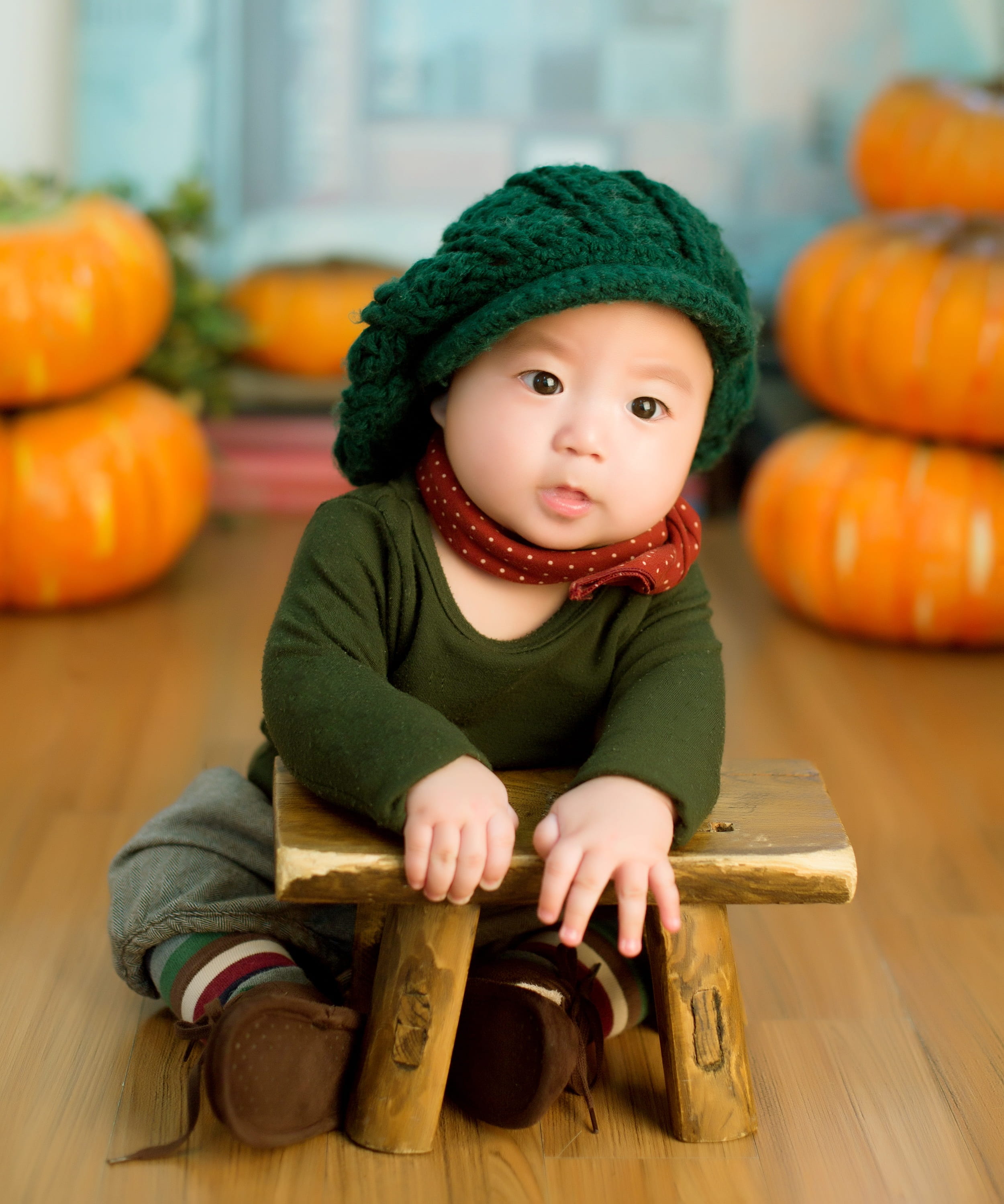 wood - material, one person, shirt, crew, sitting, child, cap, pants, babyhood, toddler, neck, childhood, green, indoors, long, wearing, baby, 2K, clothing, Phone HD Wallpaper