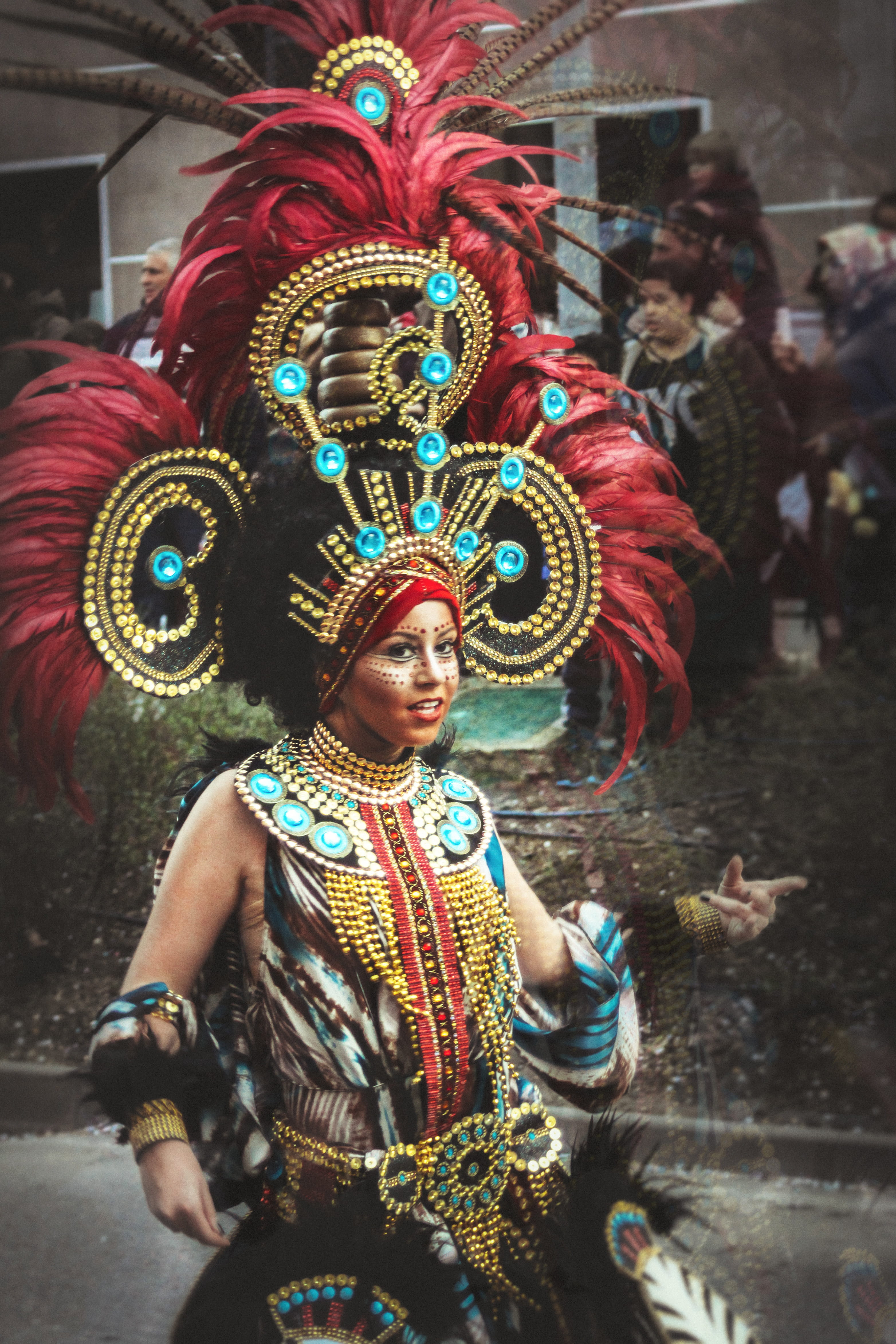 carnaval, one person, traditional dancing, men, 4K, multi colored, headdress, traditional clothing, dancing, holding, festival, real people, clothing, Phone HD Wallpaper