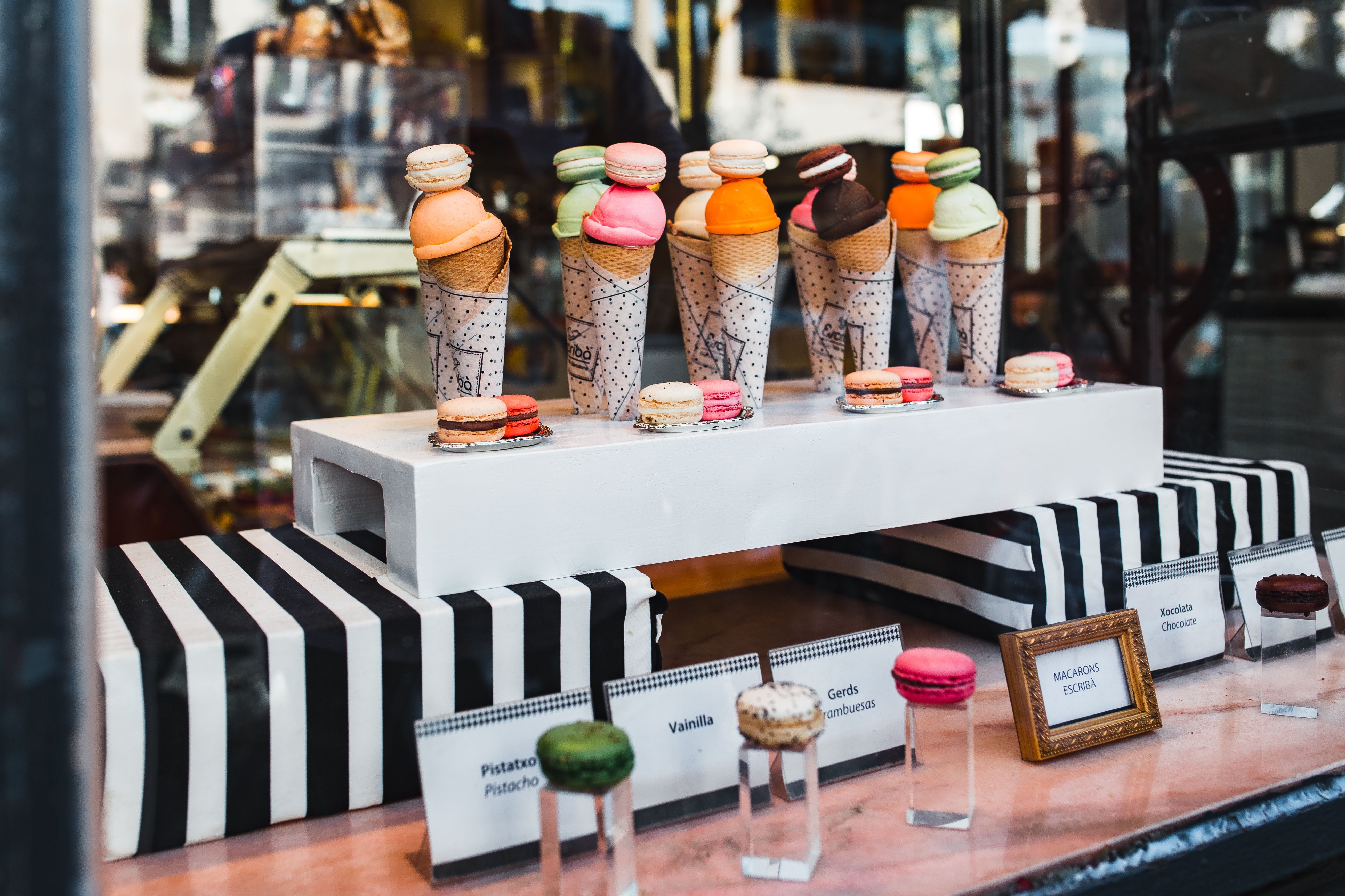 focus on foreground, still life, spain, gelateria, table, macaroon, rocambolesc, cream, choice, business, no people, freshness, 5K, container, arrangement, HD Wallpaper