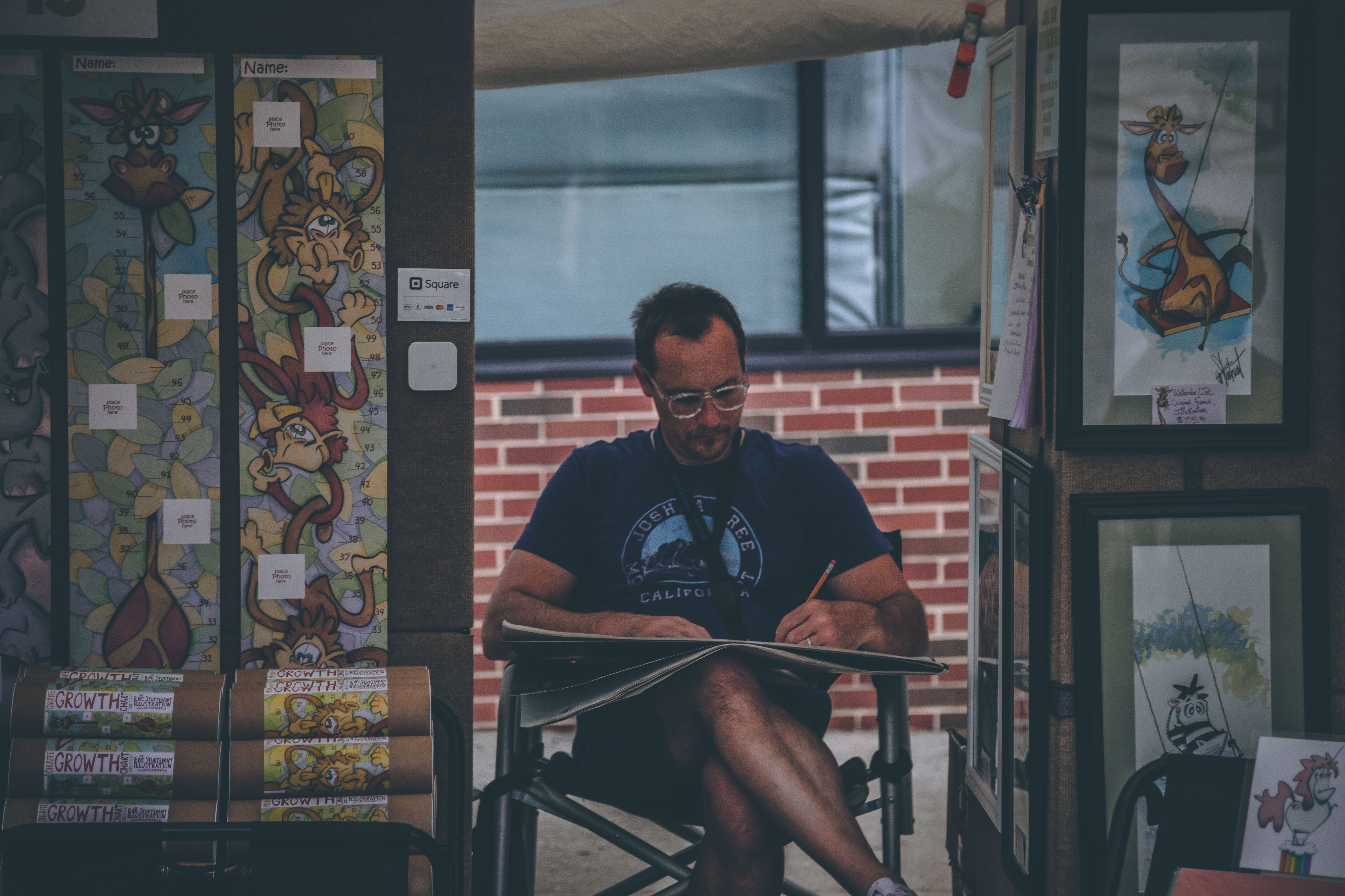 person, painter, stock, eyeglasses, artist, drawing, sketchbook, chair, looking, painting, street artist, seat, street art, sketching, hand drawing, lifestyles, HD Wallpaper