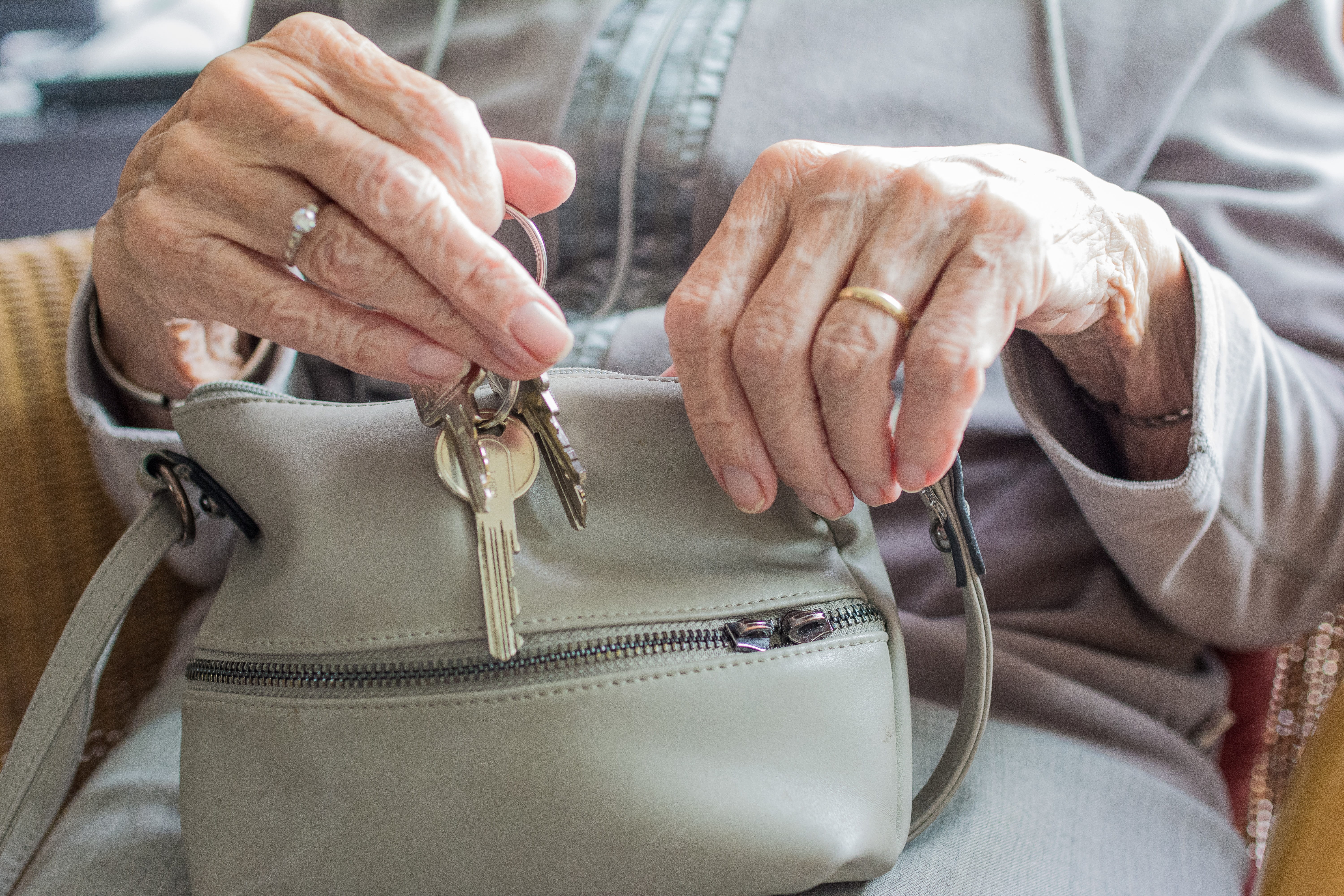 hand, human hand, adult, men, elderly, granny, luggage, 5K, occupation, hands, leather, old person, keys, old age, focus on foreground, werkhanden, old, HD Wallpaper