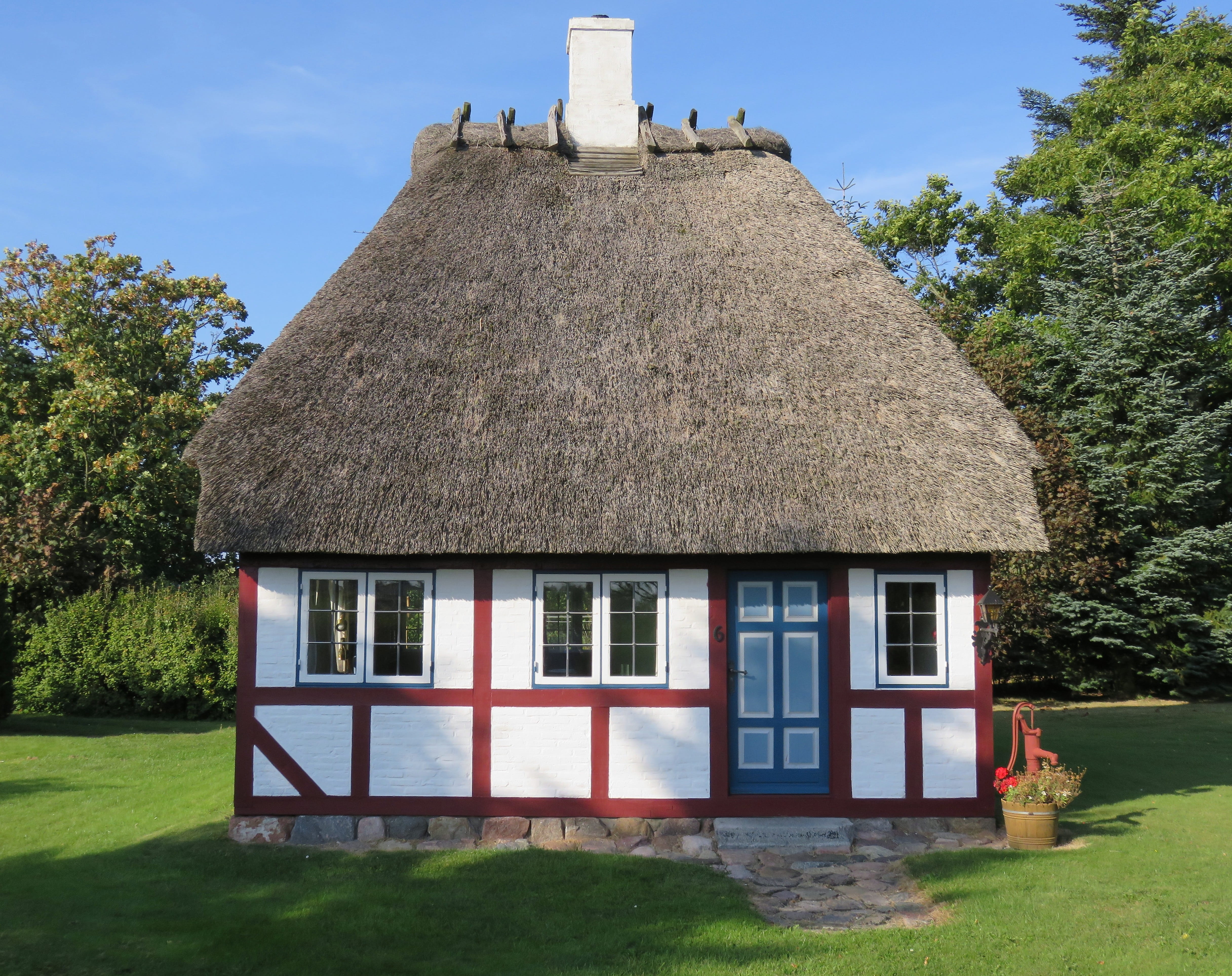 is used as a holiday home, sunlight, field, architecture, Building, with thatched roof, roof, outdoors, Small, built structure, nostalgic, no people, day, HD Wallpaper