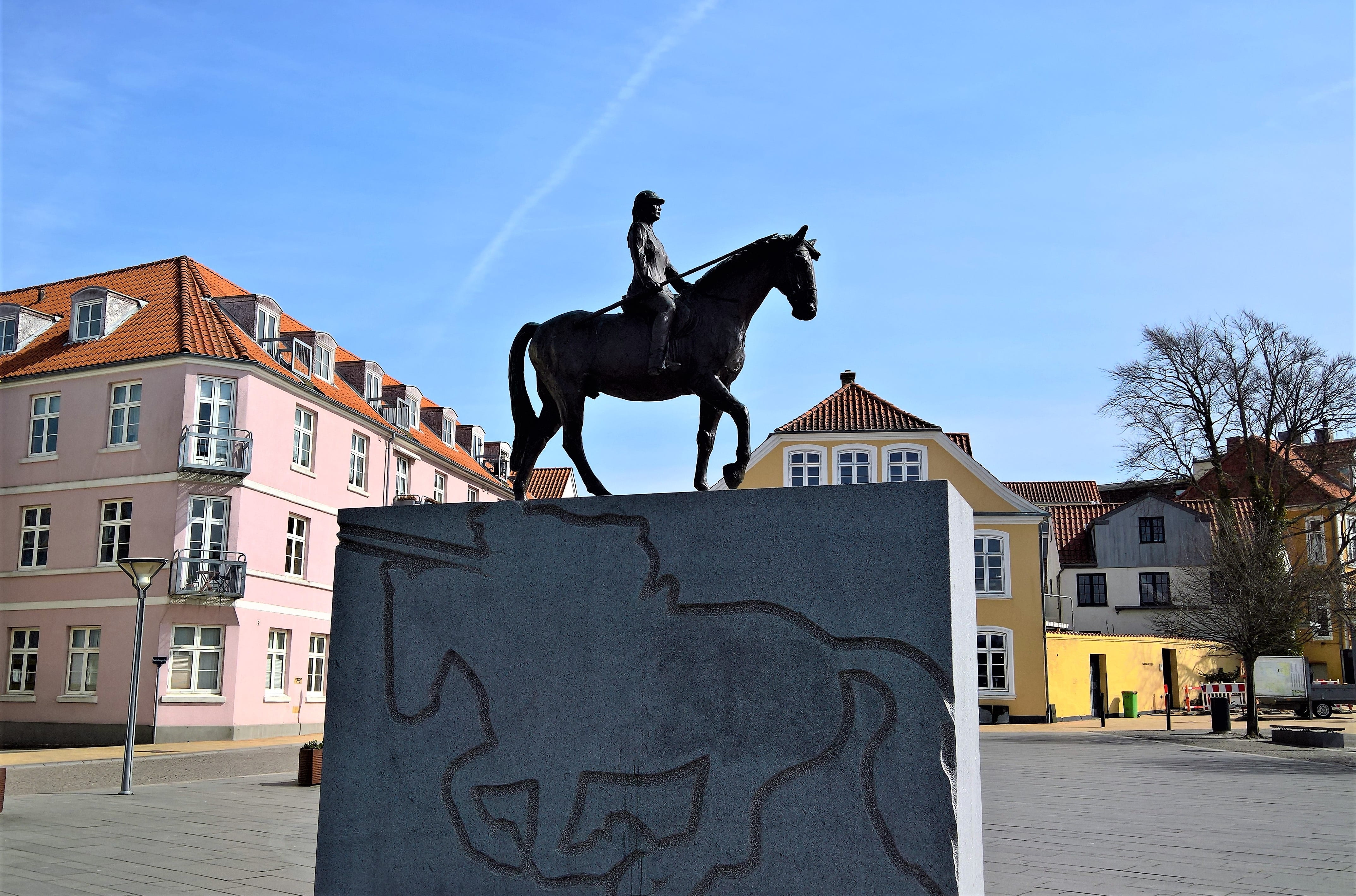 sonderburg, worth a visit, building exterior, bronze equestrian statue, sculpture in stone, day, history, no people, text, art and craft, male likeness, HD Wallpaper