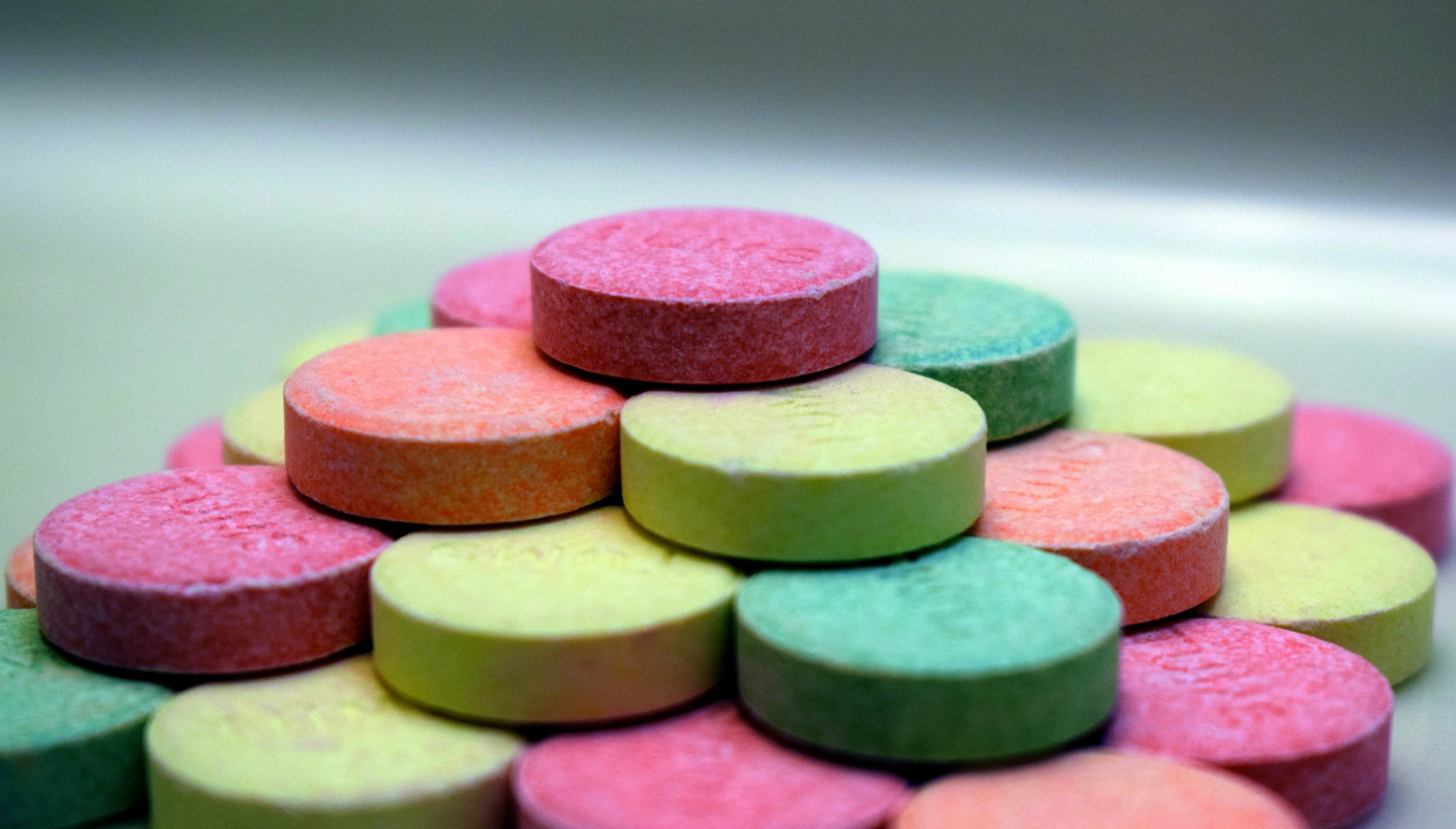 multi Colored, chewable, large group of objects, heartburn, stack, color, stone, indoors, antacid, pyramid, round, indigestion, pink color, studio shot, HD Wallpaper