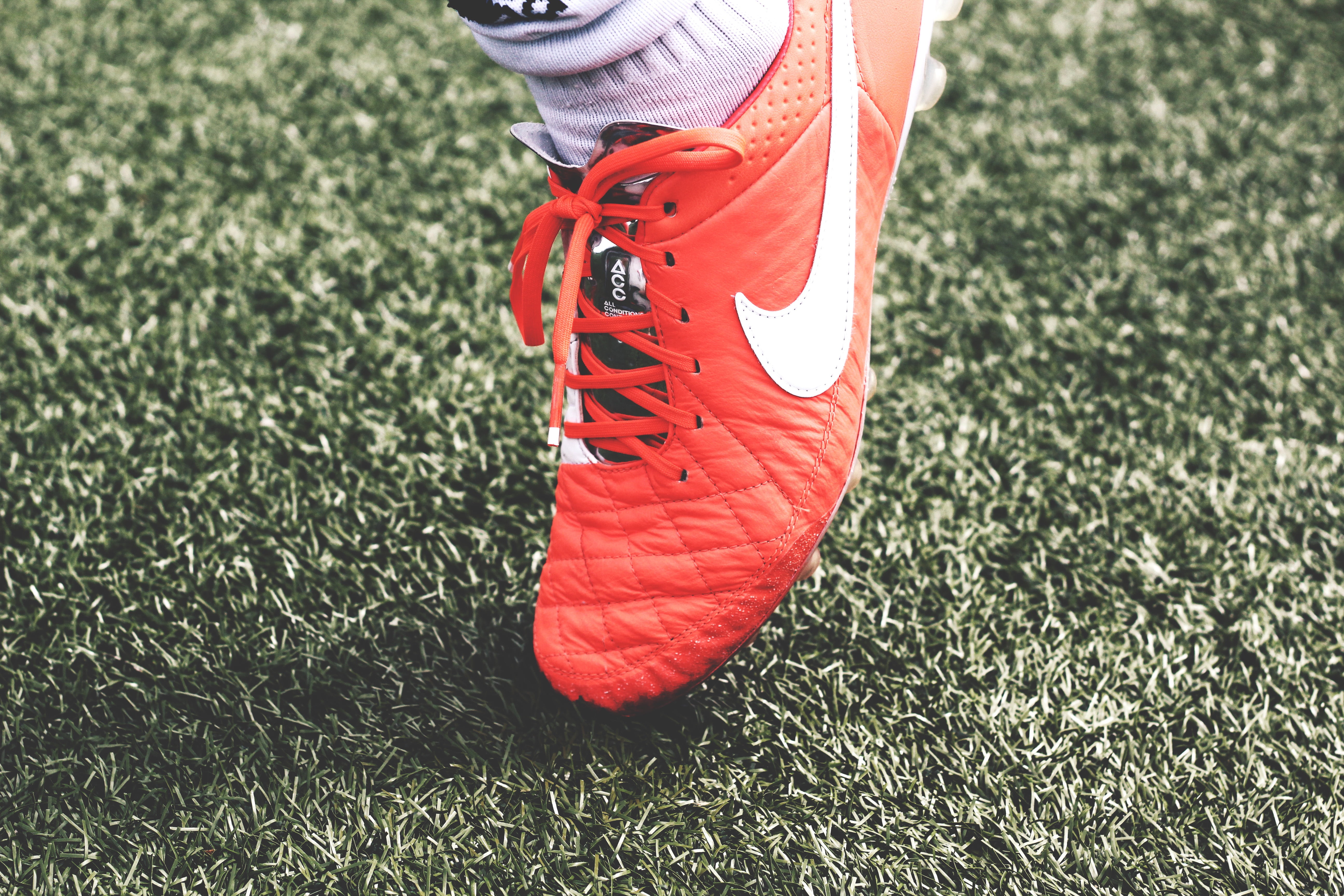 human limb, cleat, fitness, 5K, grass, turf, sports, leisure activity, body part, quilted, sport, people, unpaired, outdoors, one person, soccer, lifestyles, HD Wallpaper