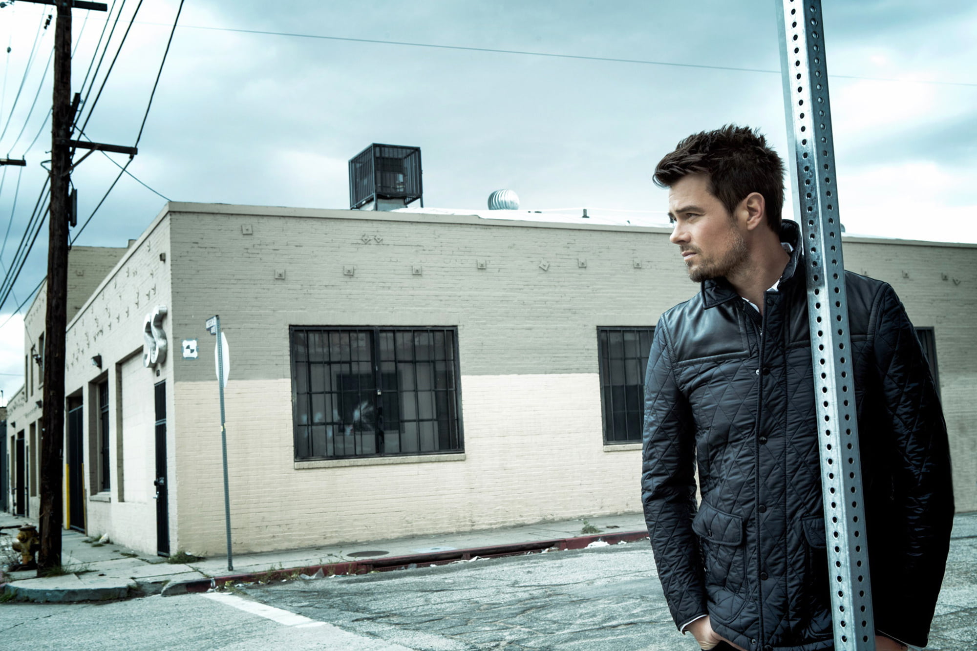 adult, waist Up, men, celebrity, architecture, real People, warm clothing, windbreaker, actor, built structure, photoshoot, city, young Adult, caucasian Ethnicity, HD Wallpaper