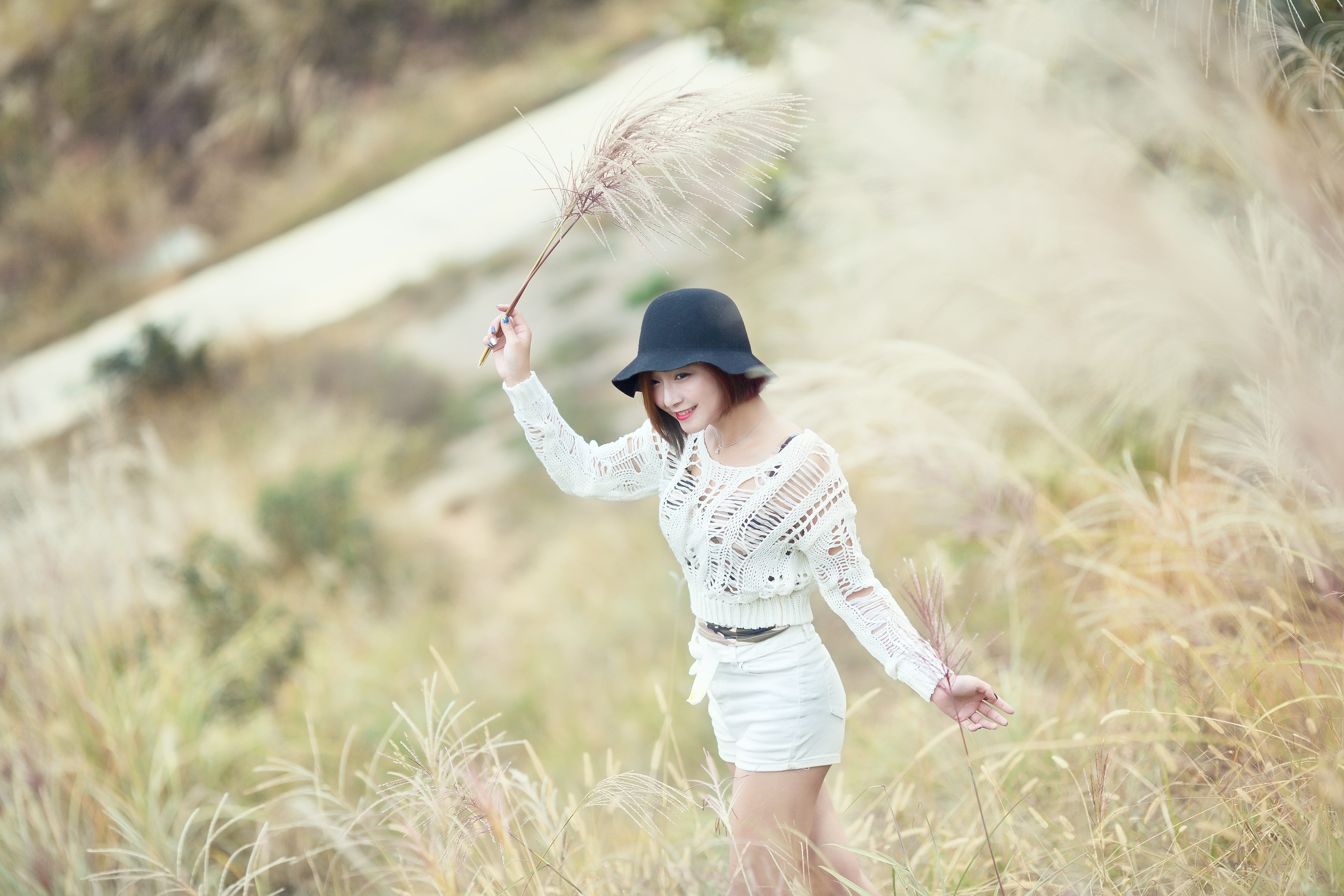 outdoors, young women, lifestyles, standing, young adult, casual clothing, field, women, plant, looking away, millinery, leisure activity, real people, HD Wallpaper