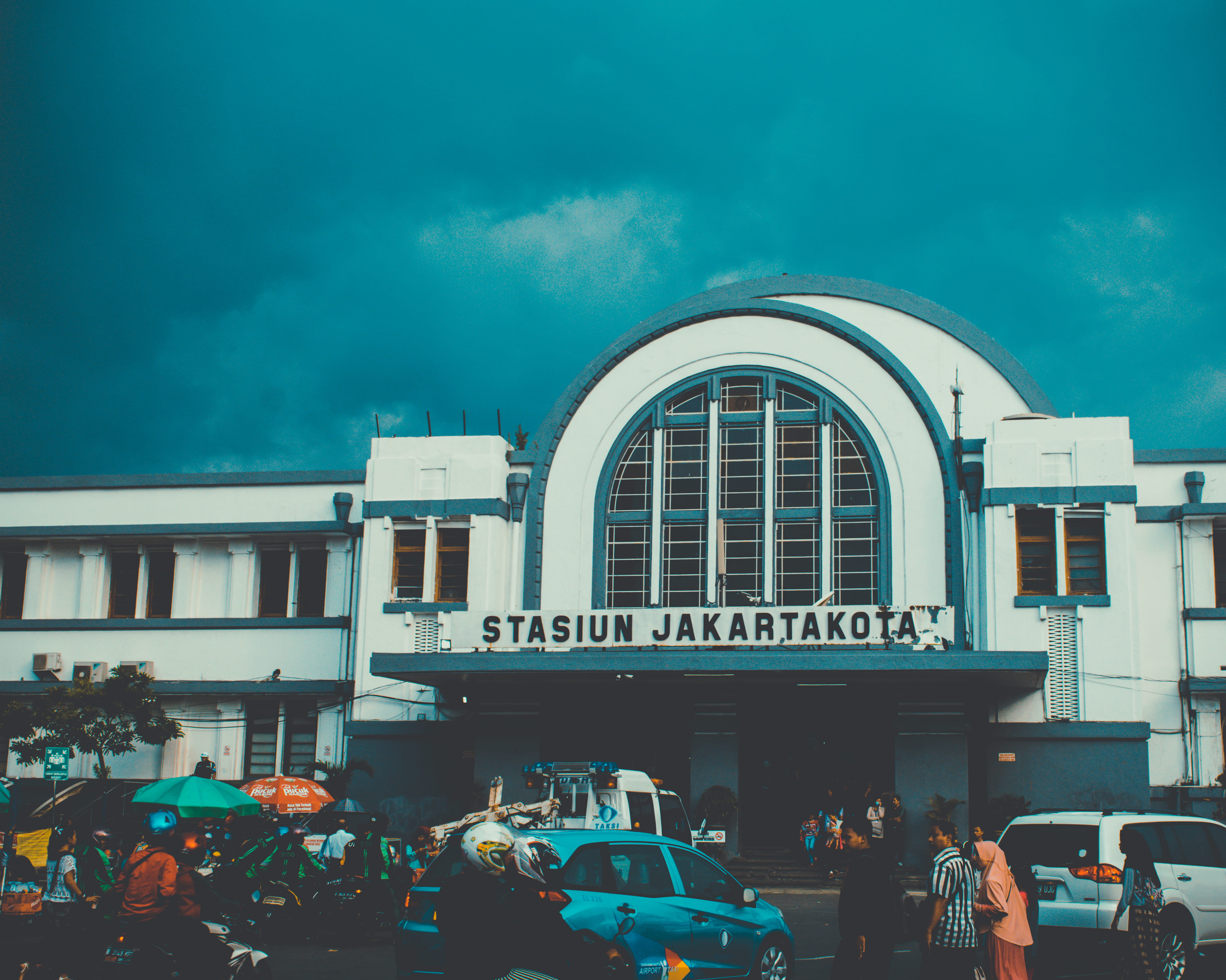 4K, old, nature, built structure, day, large group of people, group of people, buiding, transportation, land vehicle, building exterior, crowd, kota tua gouvernour kantoor, HD Wallpaper