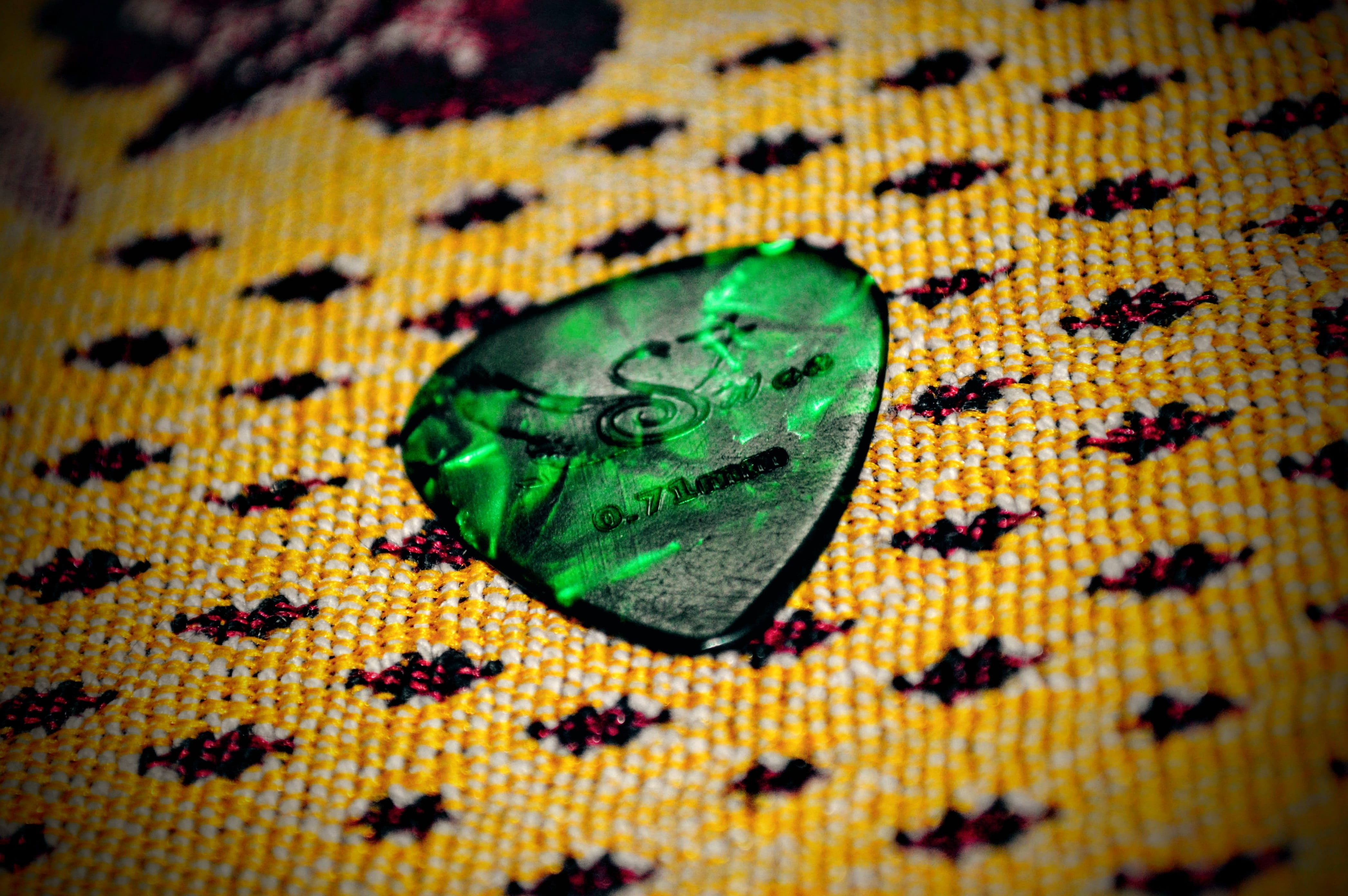 food and drink, plectrum, yellow, close-up, green color, luxury, triangular, emotion, wealth, indoors, pattern, shiny, high angle view, jewelry, accessory, HD Wallpaper