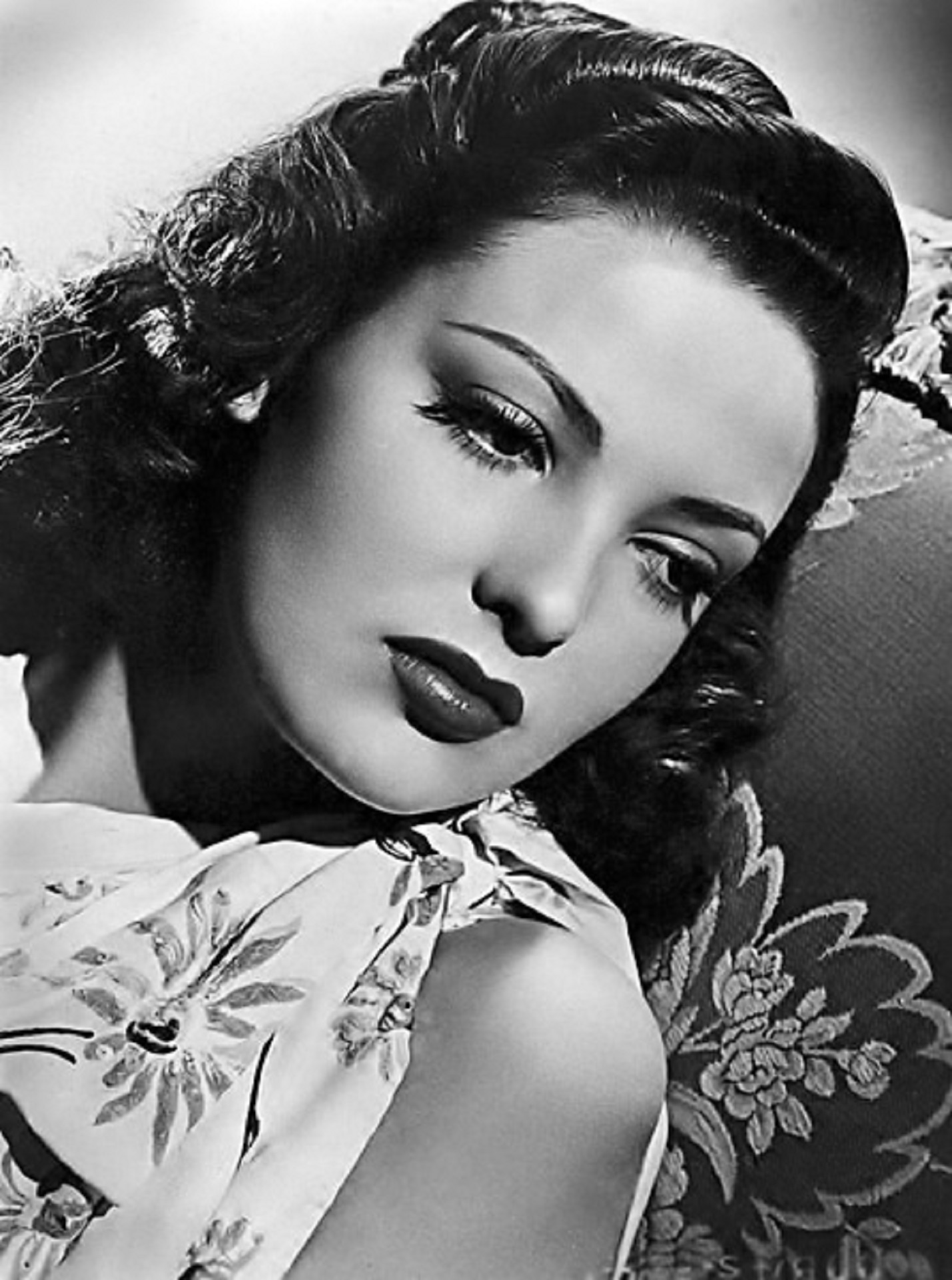 cinema, famous, movies, real people, celebrity, films, women, close-up, fashion model, young adult, bed, adventure, linda darnell, hairstyle, young women, Phone HD Wallpaper