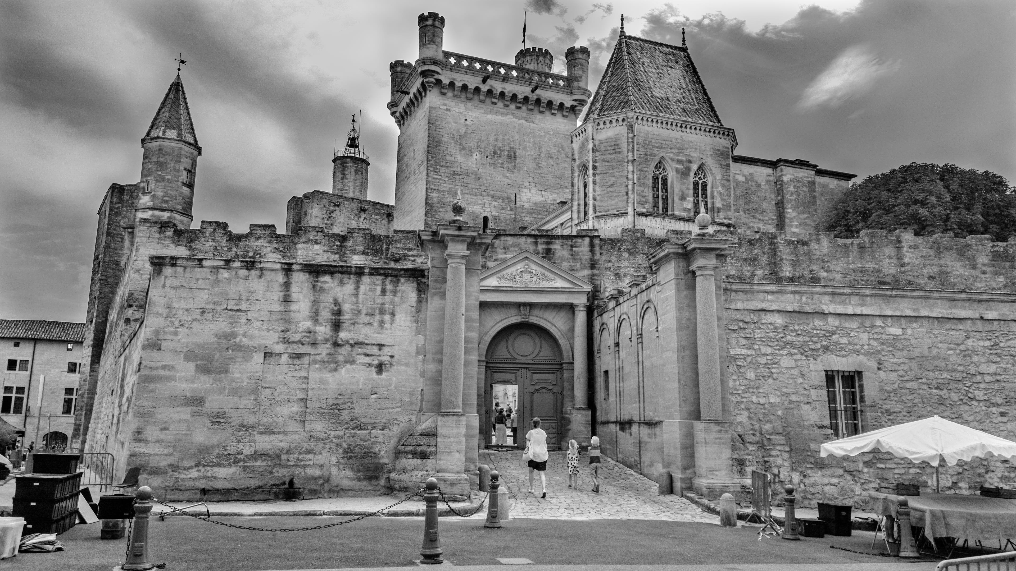 outdoors, cloud - sky, place of worship, spirituality, Palace, building exterior, history, Architecture, old, France, city, arch, sky, the past, back-white, HD Wallpaper