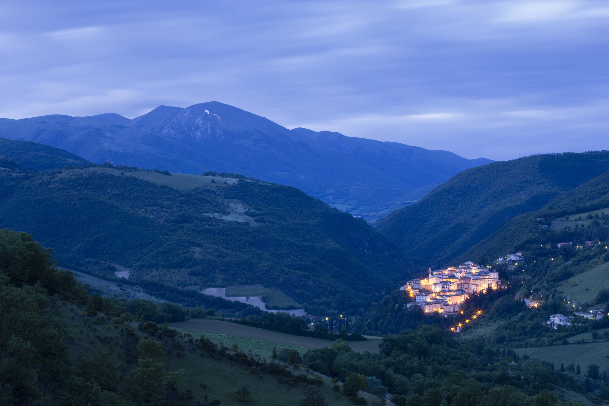 building, high angle view, Umbria, before the dawn, residential district, beauty in nature, no people, landscape, plant, land, mountains, environment, tree, HD Wallpaper