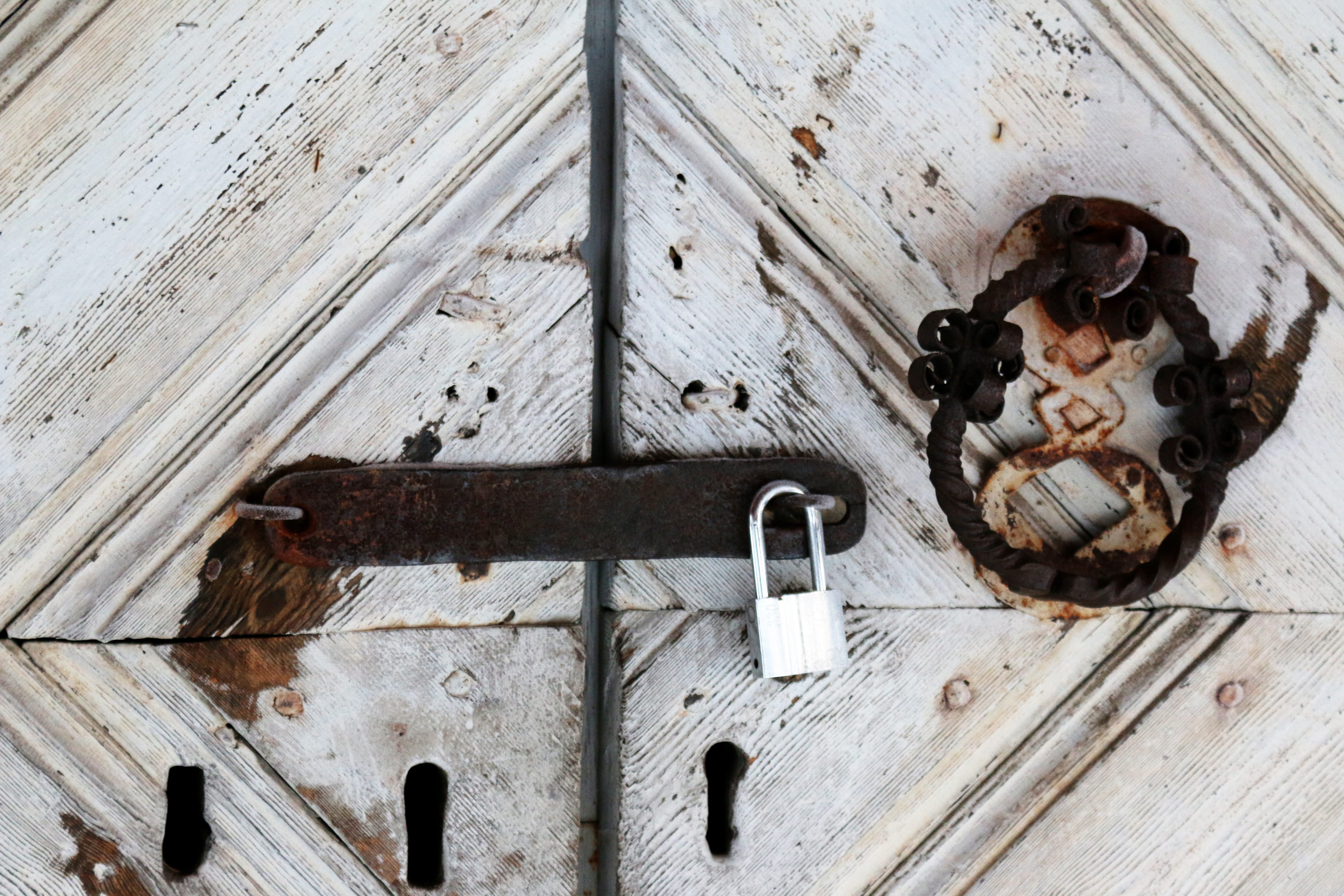 metal, safety, close-up, moon, gate, still life, day, locked, nature, traditional and modern, locker, high angle view, pattern, 5K, protection, indoors, HD Wallpaper