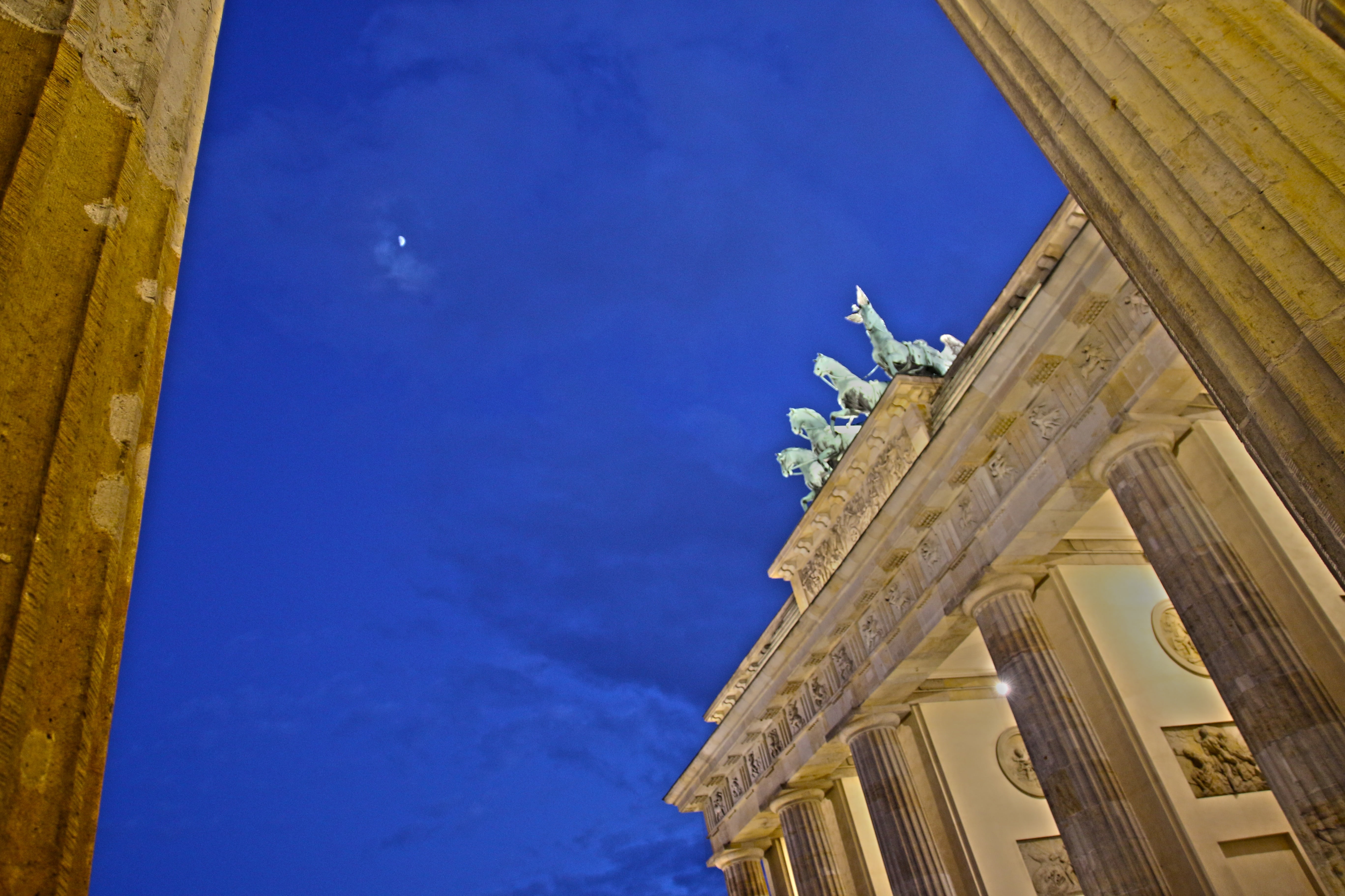 belief, 5K, columnar, quadriga, built structure, clouds moon, outdoors, low angle view, the past, brandenburg, directly below, tourism, blue hour, blue, HD Wallpaper