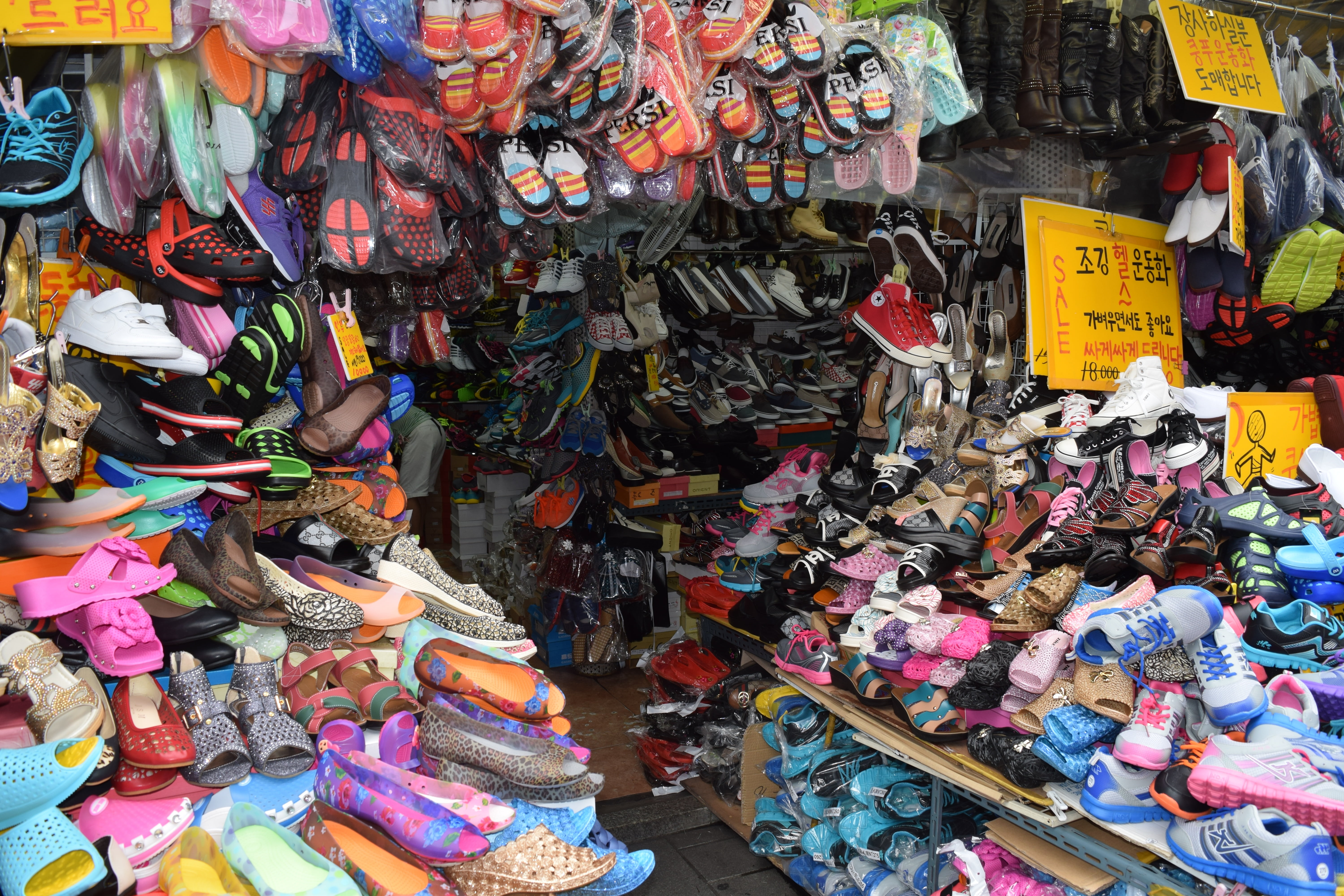 shoe pile, for sale, consumerism, business, abundance, collection, running shoes, traditional market, multi colored, arrangement, no people, al green moon rock, HD Wallpaper