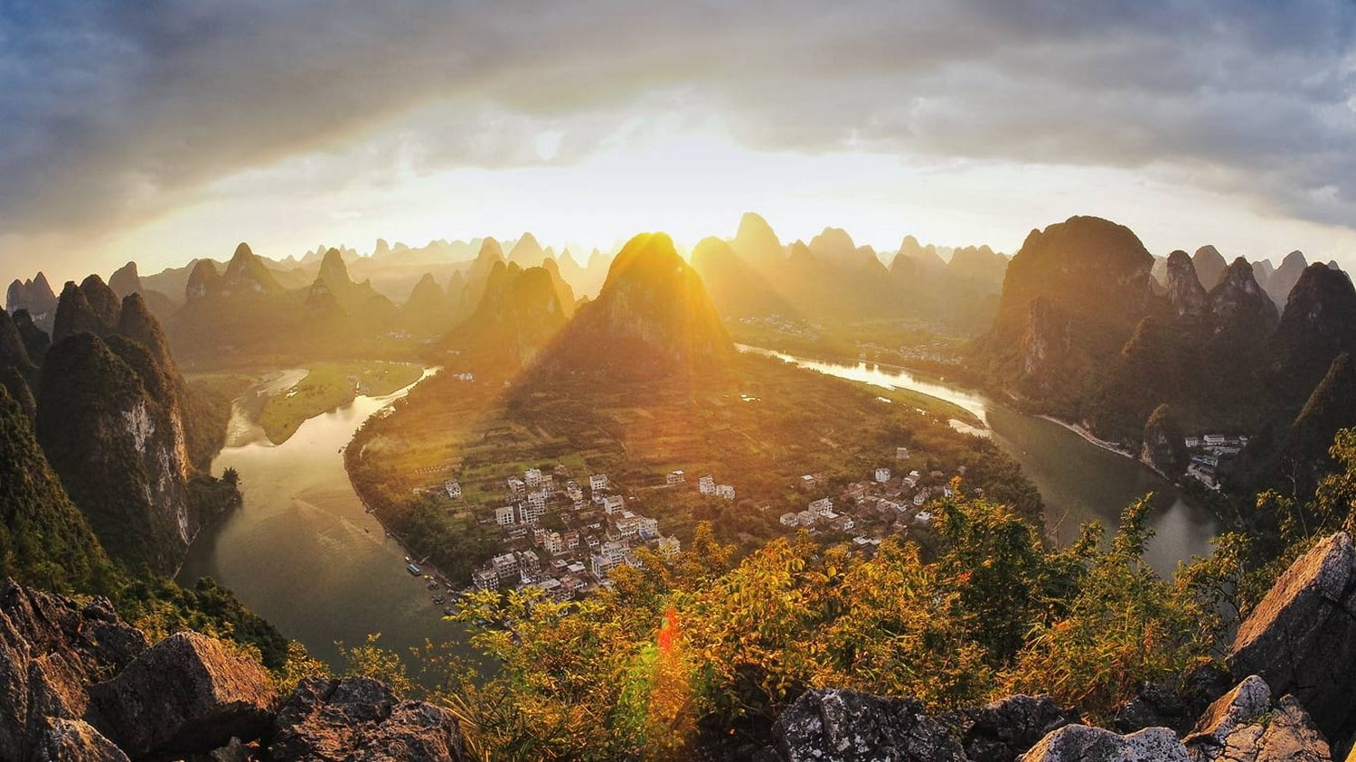 720P, river, mountains, China, clouds, shrubs, nature, city, sun rays, landscape, sunlight, field, sky, HD Wallpaper