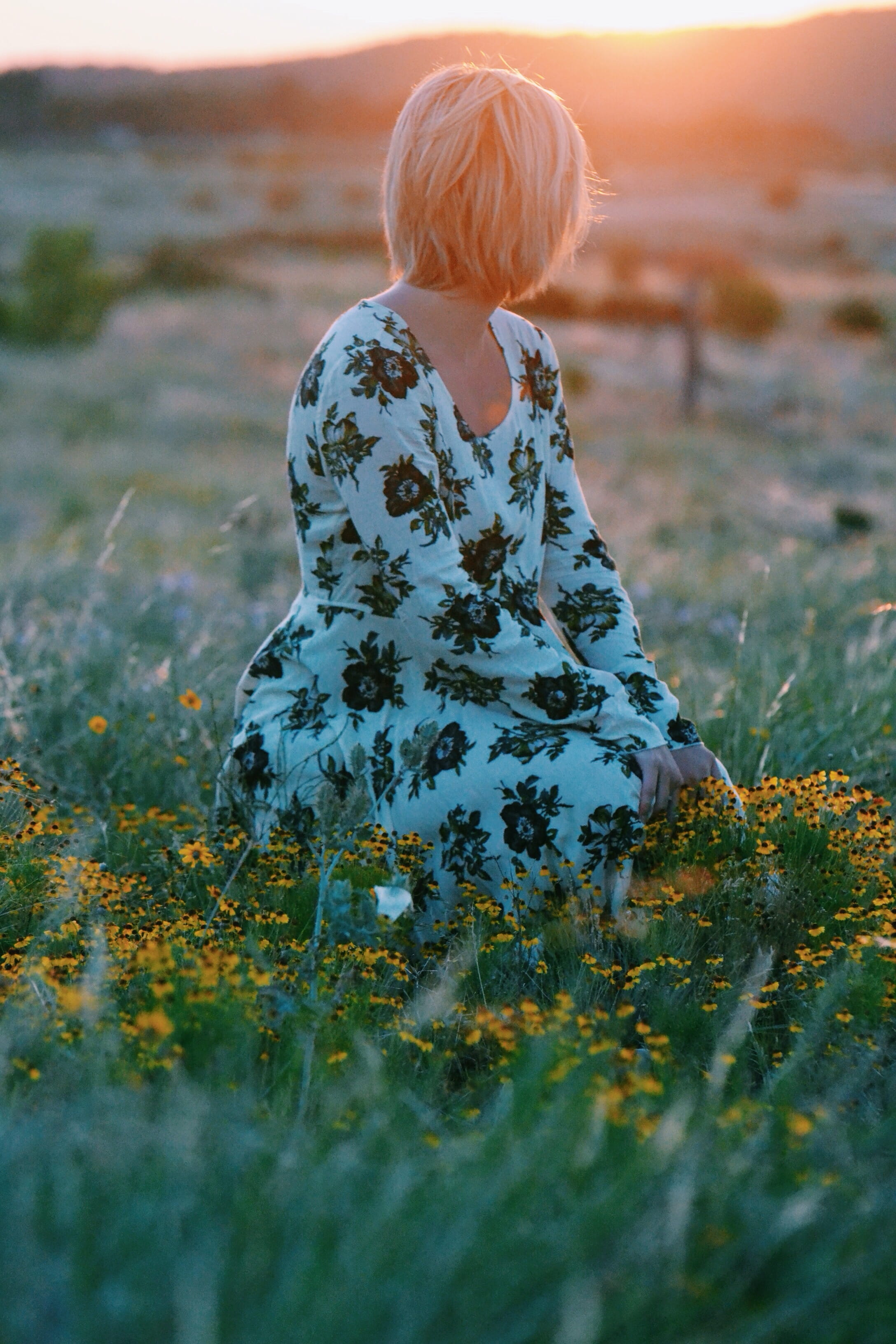 beauty In Nature, grass, women, golden, black and blue, people, one Woman Only, sitting, flowers, rear view, children only, one Person, green, relaxation, Phone HD Wallpaper