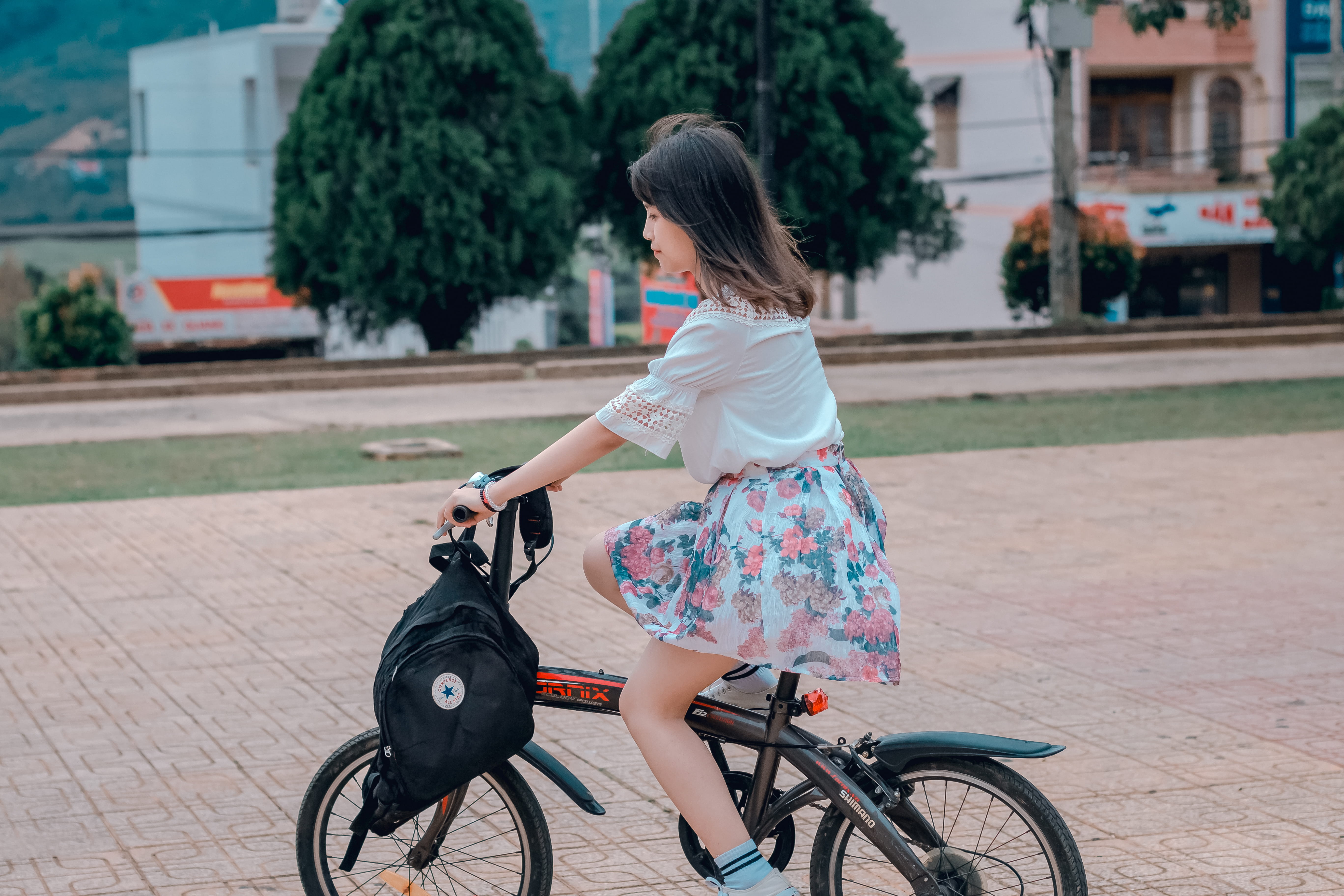 young adult, wear, outdoors, girl, real people, bicycle, bike, focus on foreground, daytime, casual clothing, lifestyles, daylight, person, females, land vehicle, HD Wallpaper