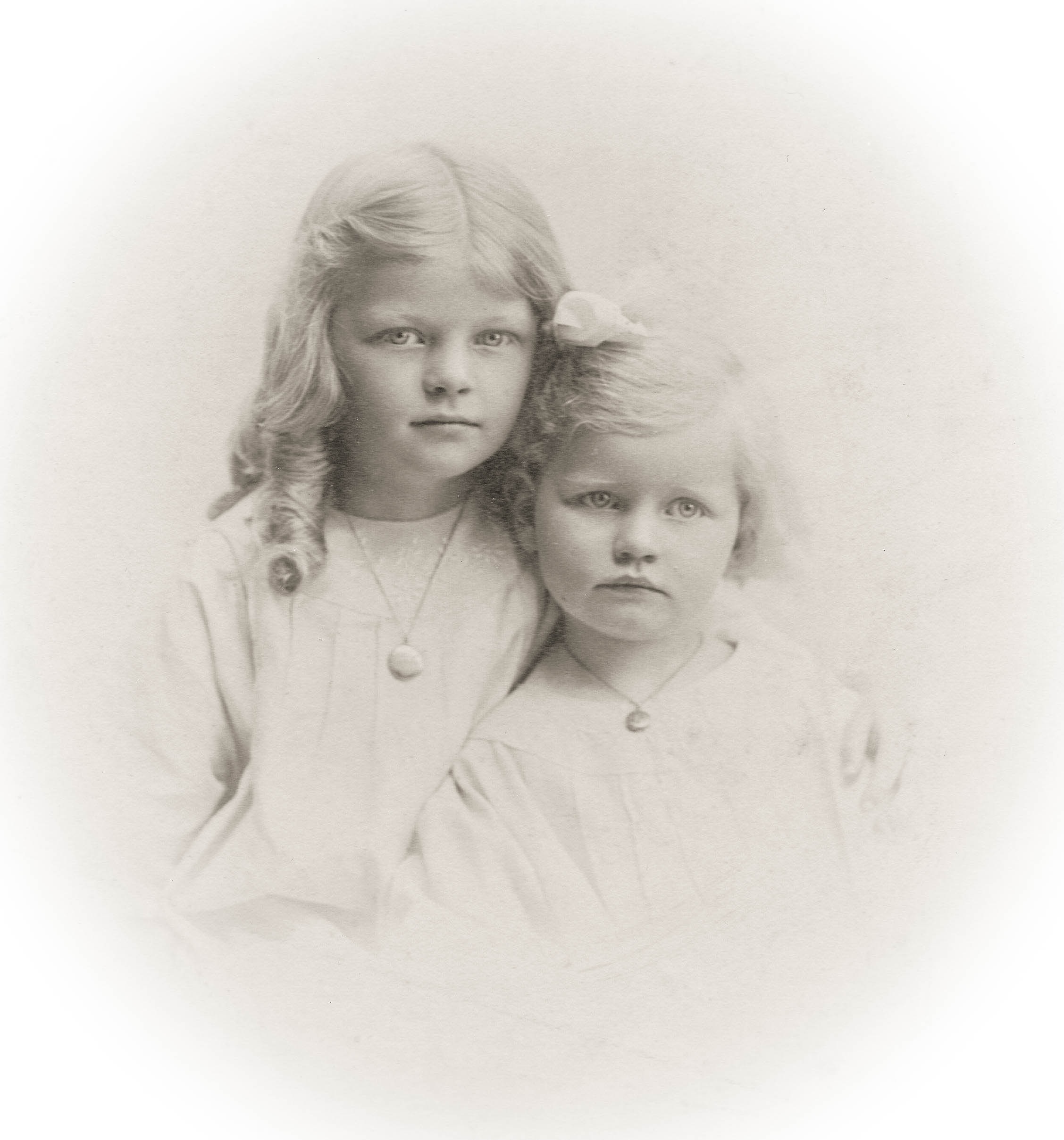 youngsters, two, hairstyle, togetherness, child, photo, early twentieth century, lifestyles, pre-adolescent child, two people, sister, emotion, 1910, girls, Phone HD Wallpaper