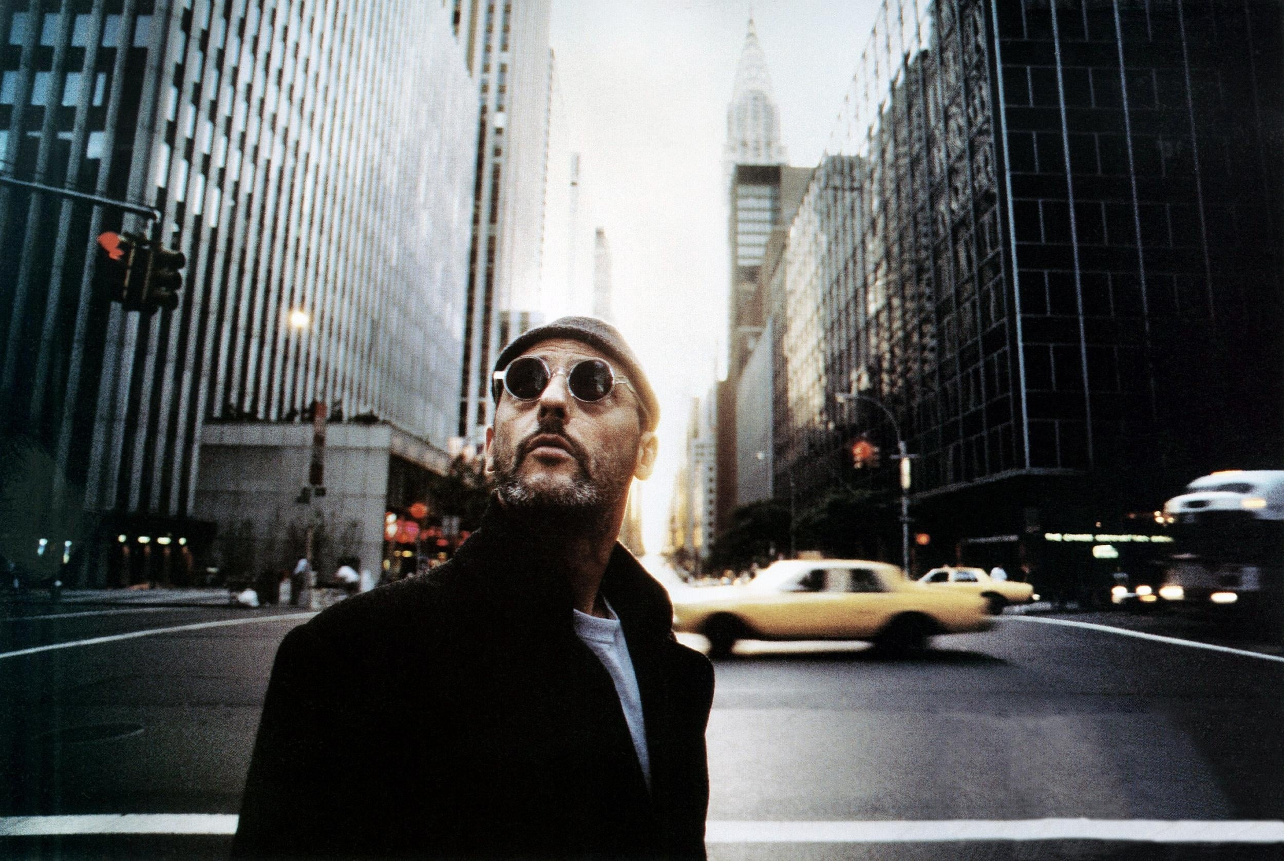 black clothing, taxi, bokeh, New York City, glasses, hat, car, beard, 1080P, movies, looking up, city, Léon: The Professional, skyscraper, shades, Jean, HD Wallpaper