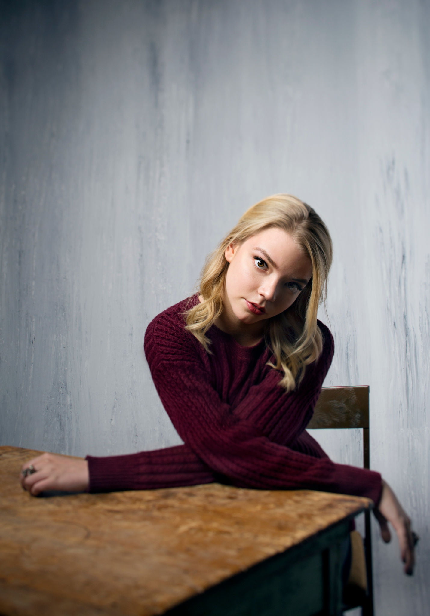 women, 1080P, actress, Anya Taylor-Joy, simple background, sitting, blonde, Phone HD Wallpaper