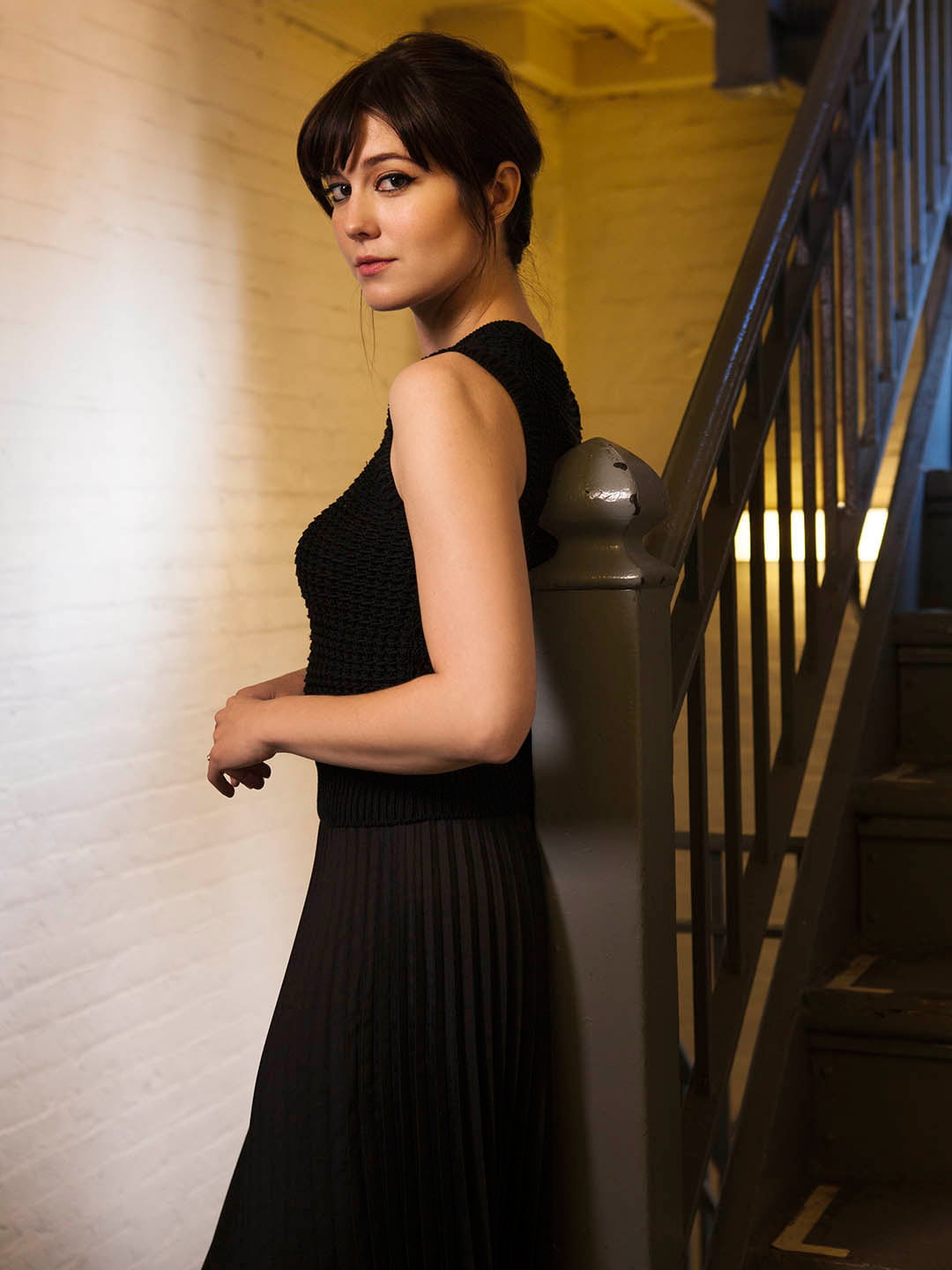 720P, Mary Elizabeth Winstead, brunette, actress, women indoors, looking at viewer, celebrity, Phone HD Wallpaper