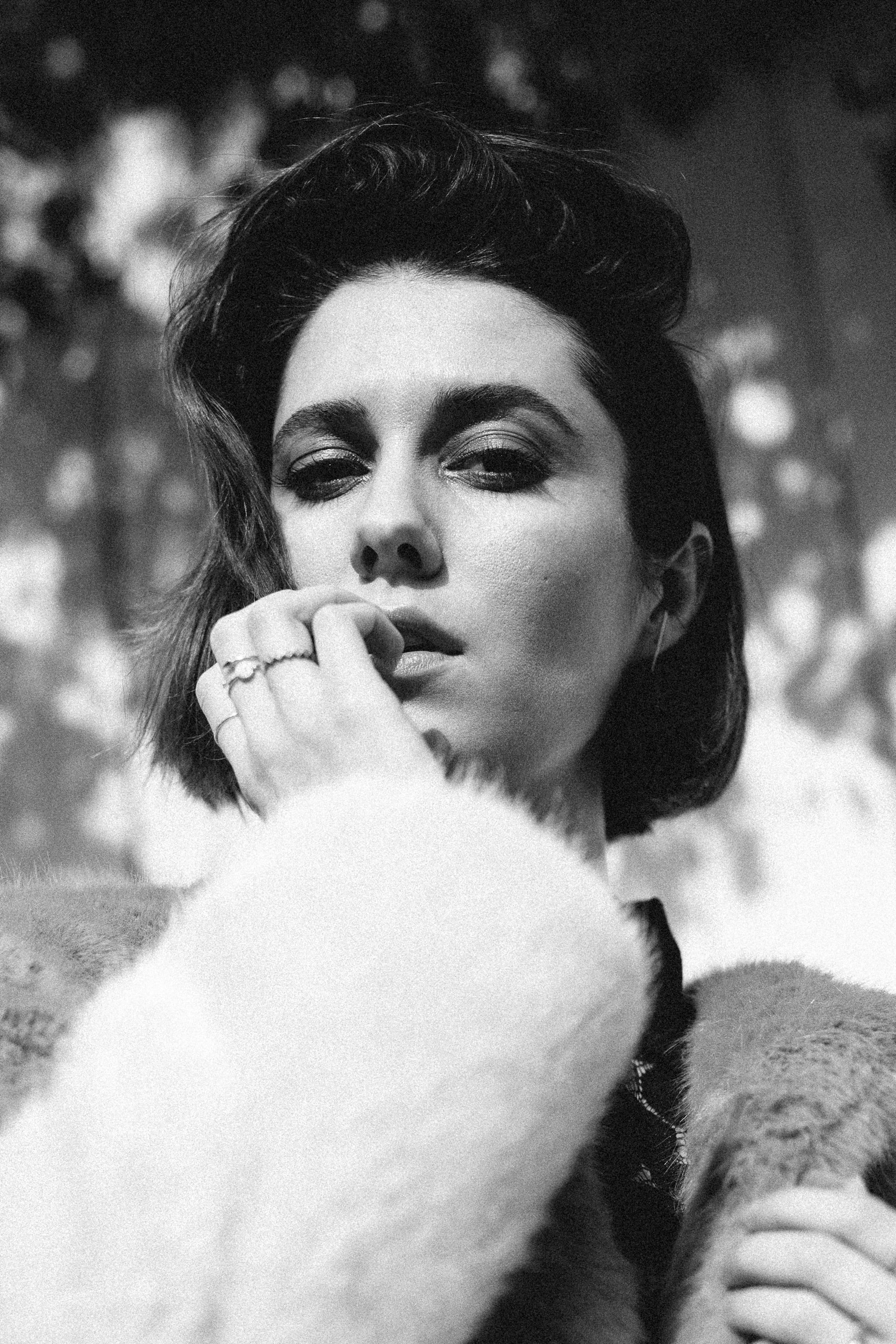 monochrome, Mary Elizabeth Winstead, looking at viewer, 2K, women, celebrity, actress, Phone HD Wallpaper