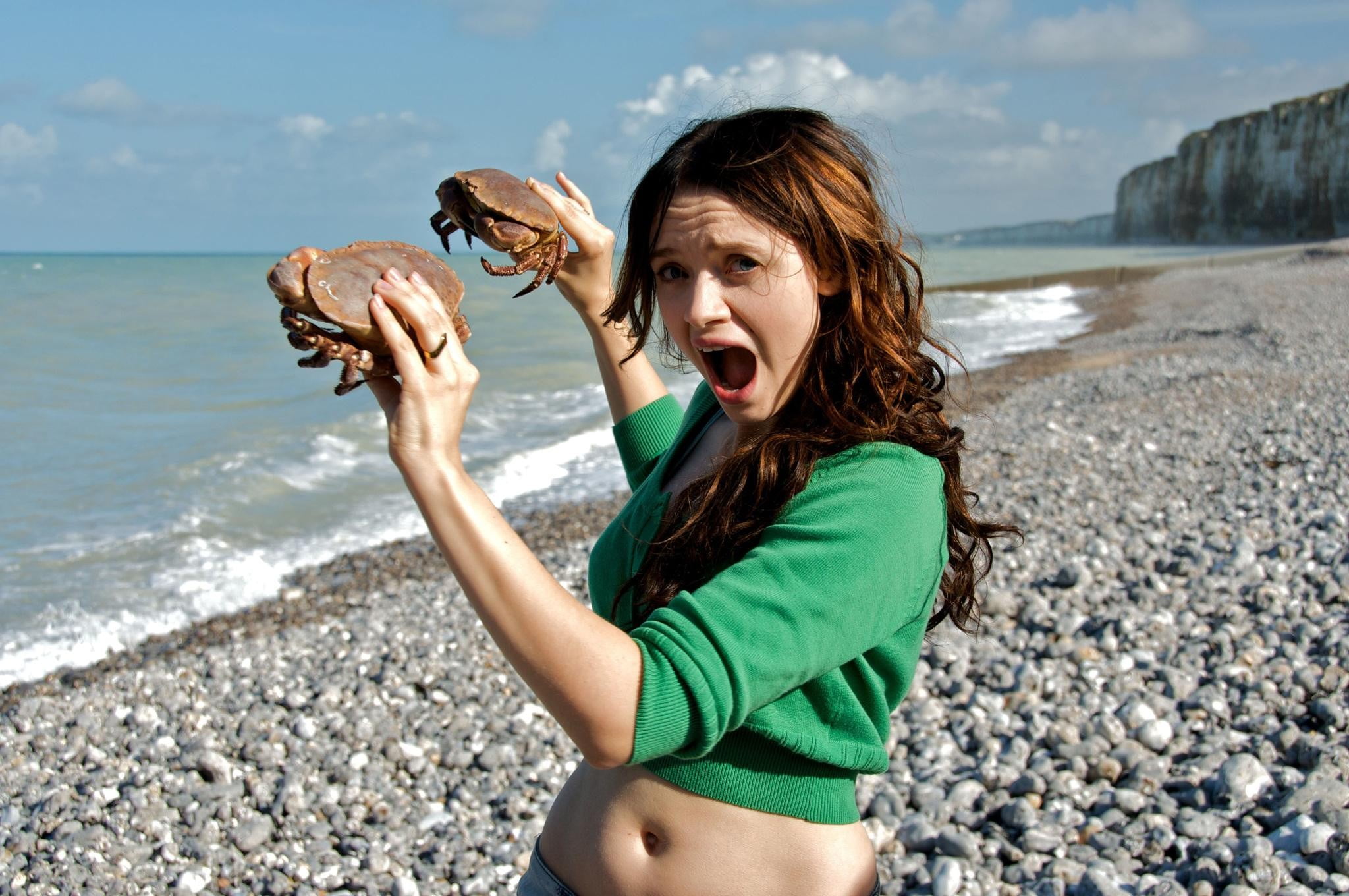 young women, 1080P, belly, day, sea, nature, castagnets, actress, crabs, land, mouth open, lifestyles, leisure activity, hair, pebble, Le Nom des gens, HD Wallpaper