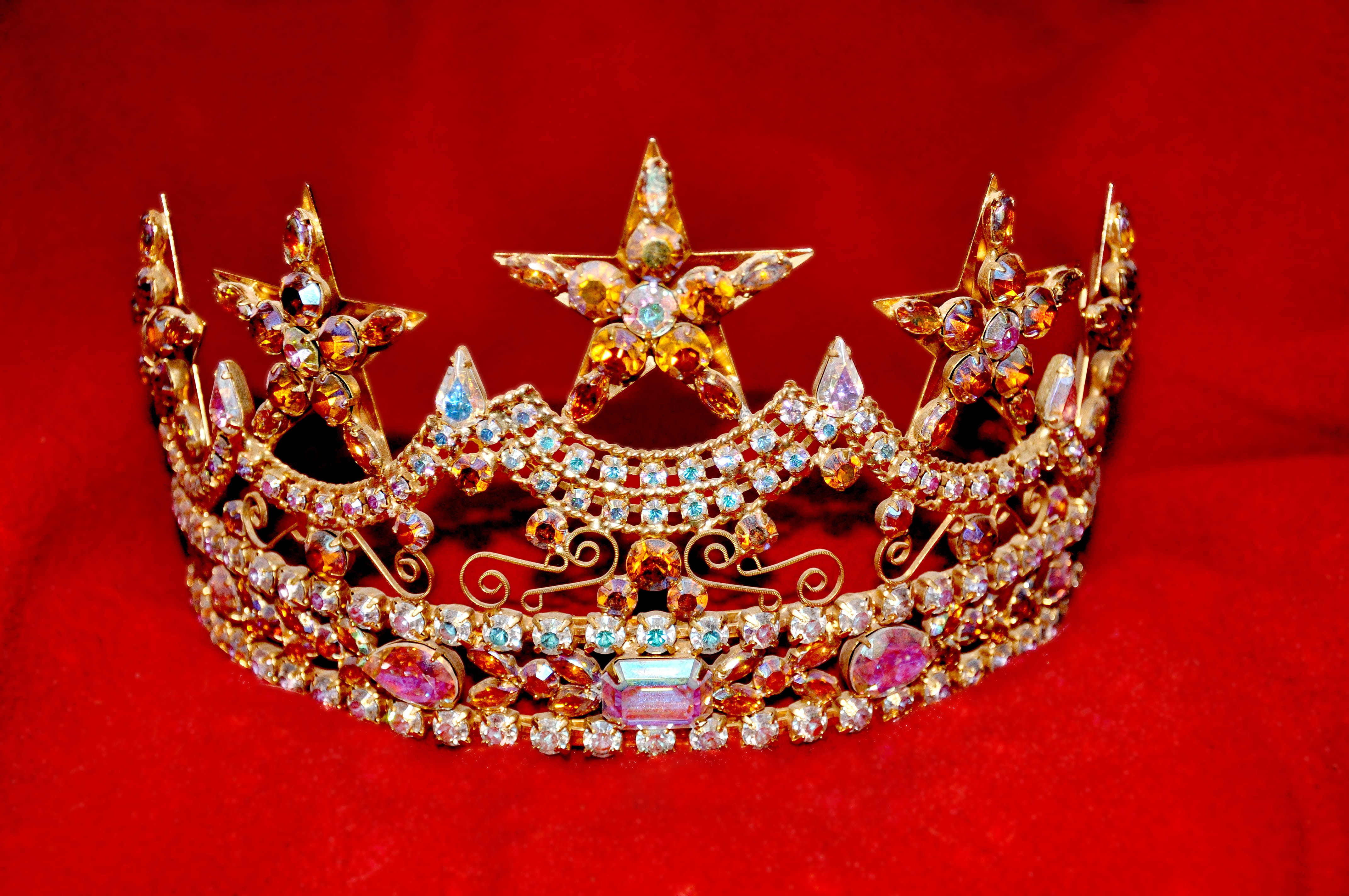 rhinestones, colored background, red, queen, no people, royalty, still life, precious gem, princess, cultures, studio shot, craft, backgrounds, beauty pageant, HD Wallpaper