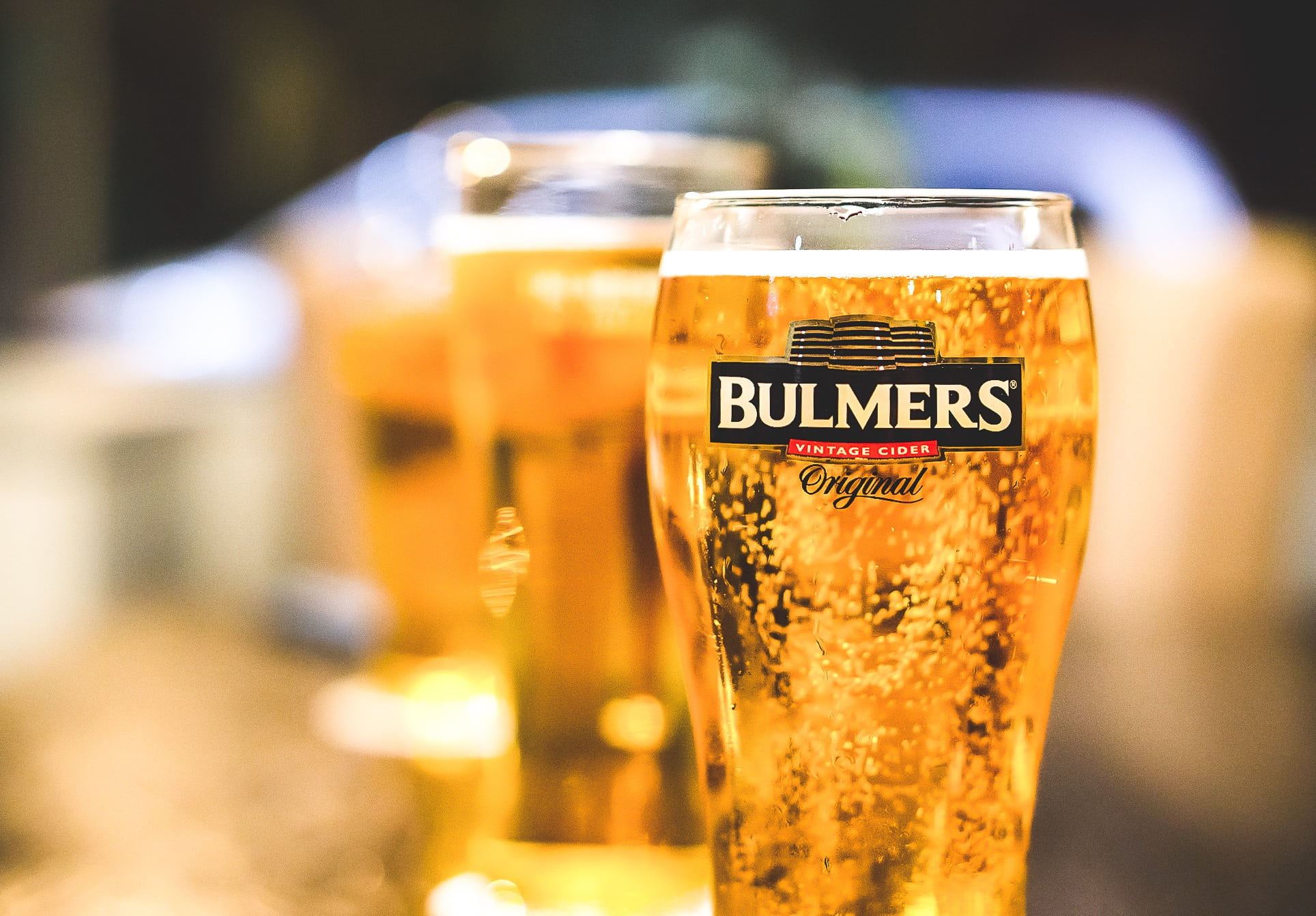 refreshment, close-up, bokeh, sparkly, stein, sparkling, food and drink, bar counter, western script, bulmers, pint, drinking glass, cider, thristy, focus on foreground, HD Wallpaper