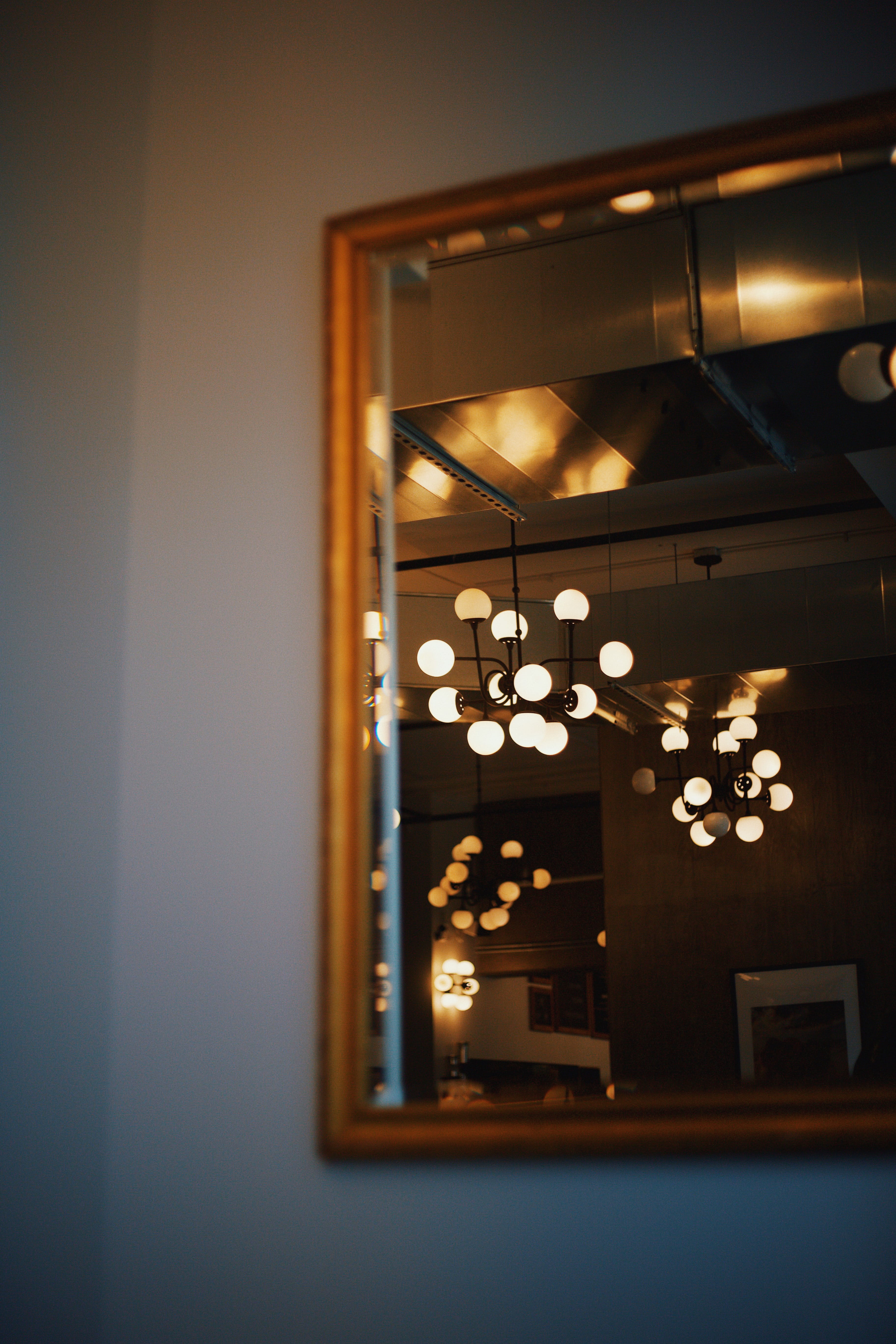 coffee shop, electric light, pendant light, chandelier, 5K, luxury, lighting, low angle view, hanging, city lights, chicago, lights, electricity, light bulb, Phone HD Wallpaper