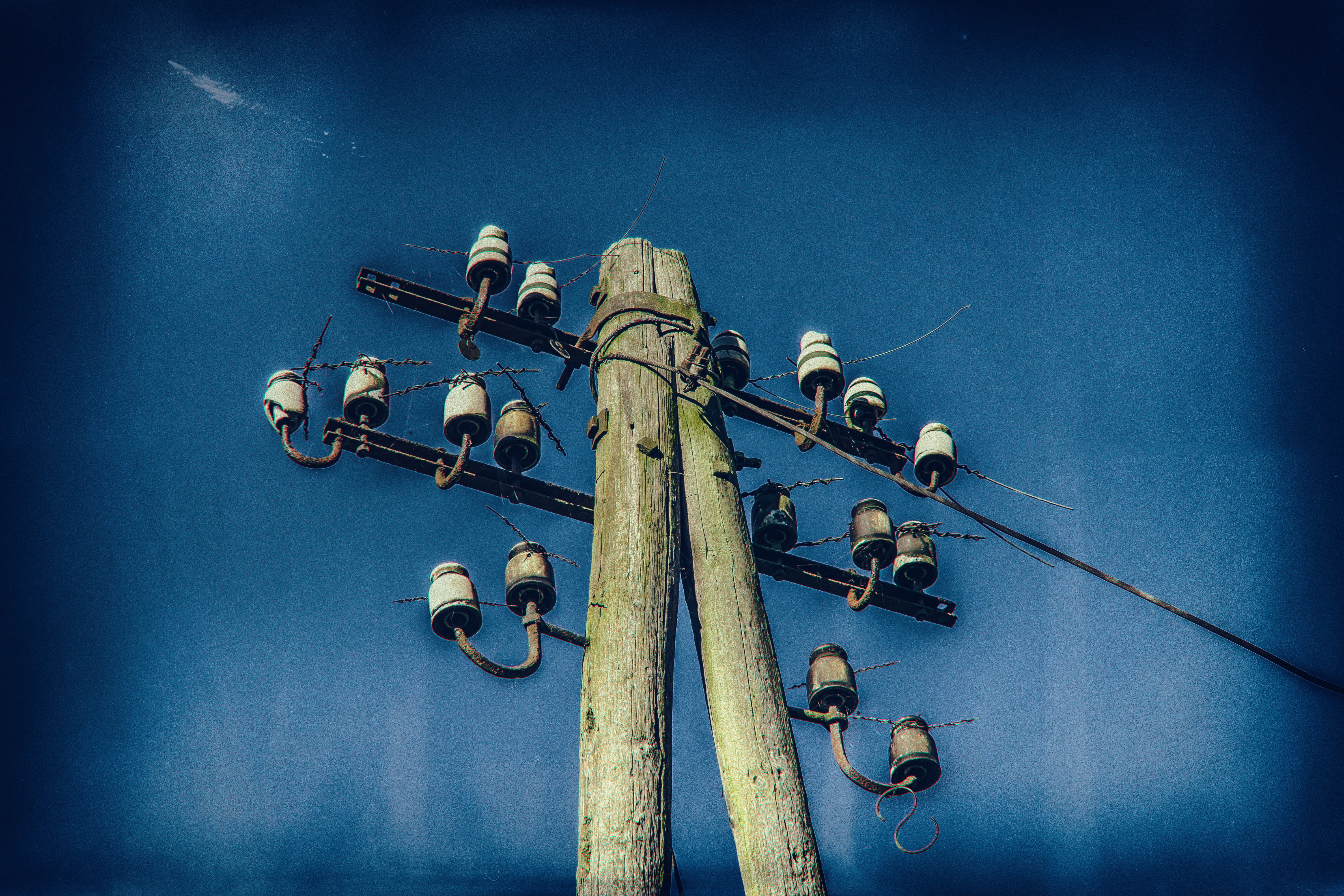 mast, low, photo plate, power line, no people, telecommunications equipment, 5K, satellite, transportation, pole, outdoors, flying, angle, upper lines, HD Wallpaper