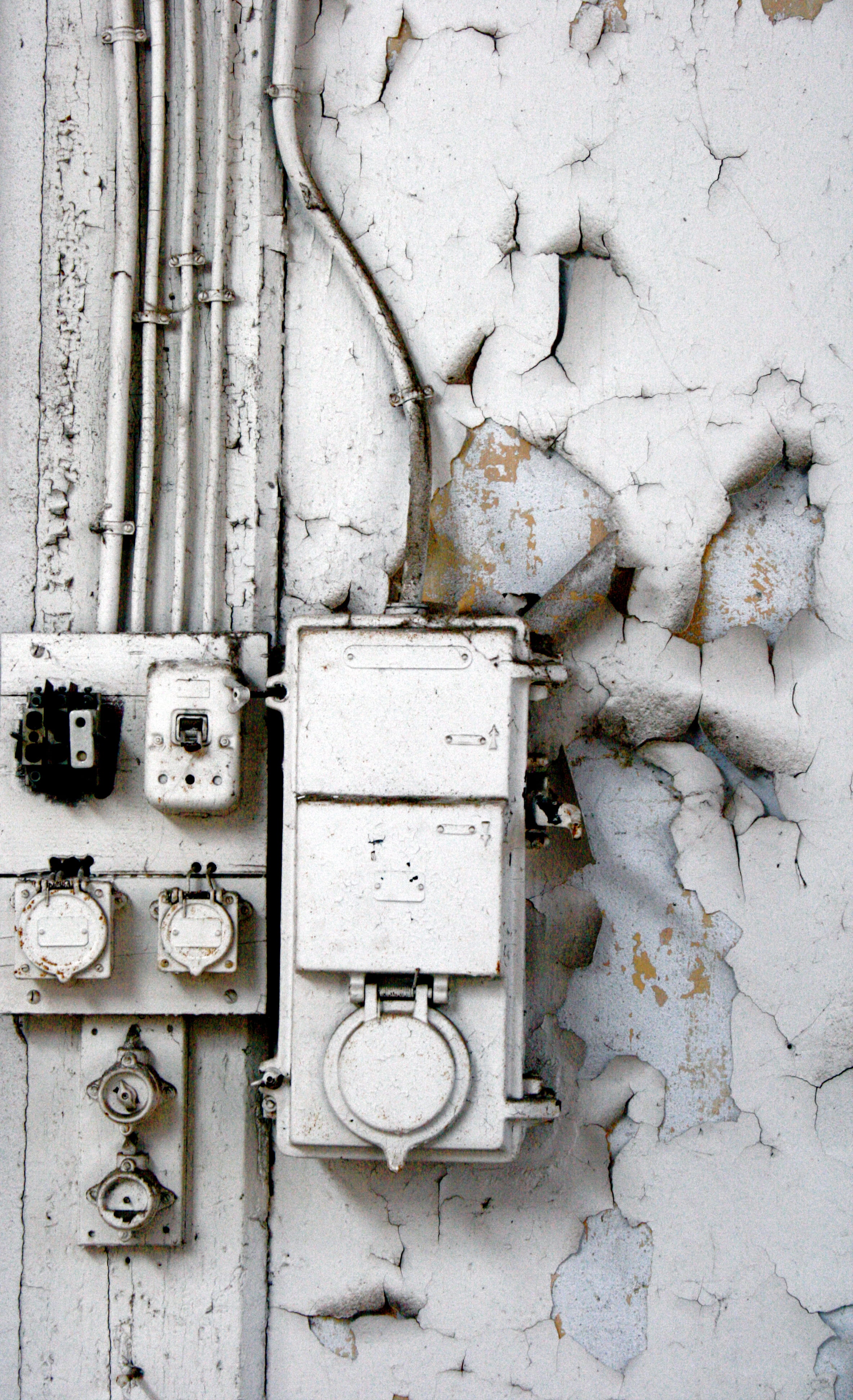 built structure, metal, white color, 4K, electricity, outdoors, close-up, factory, paint, old, industrial, abandoned, fuel and power generation, day, connection, Phone HD Wallpaper