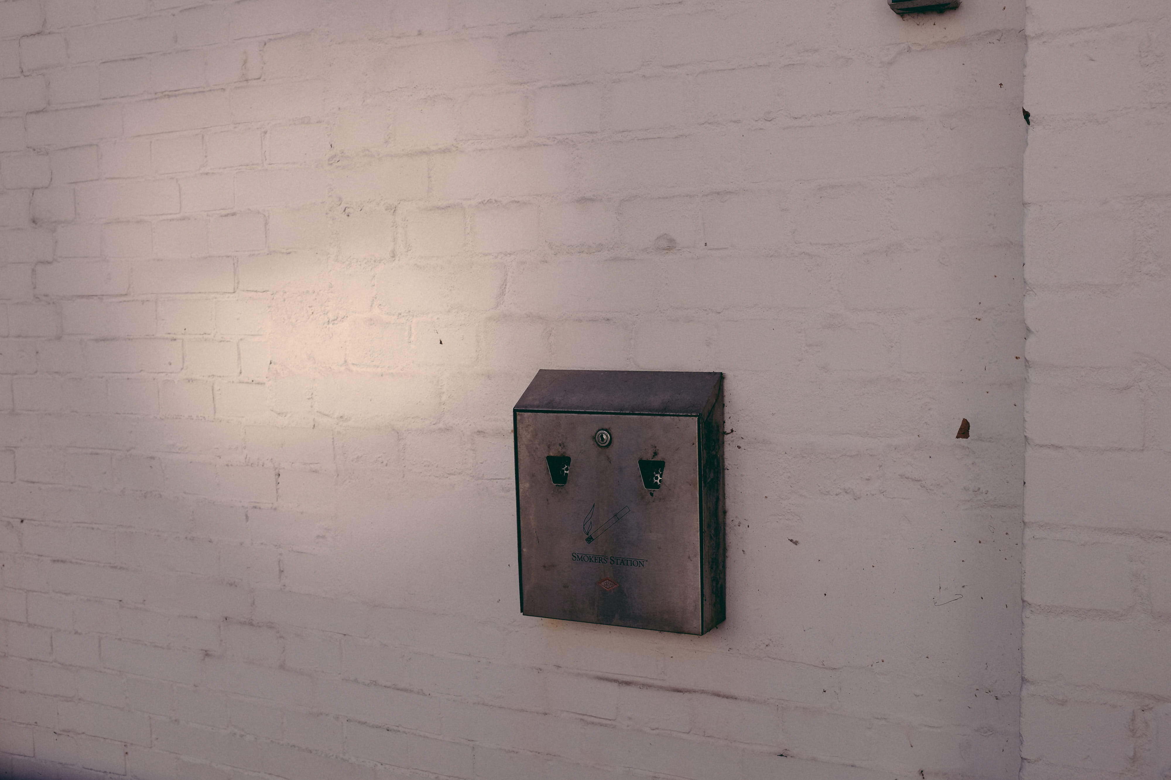 full frame, power supply, wall - building feature, built structure, switch, architecture, wood - Material, Smokers, 4K, textured, electrical equipment, HD Wallpaper