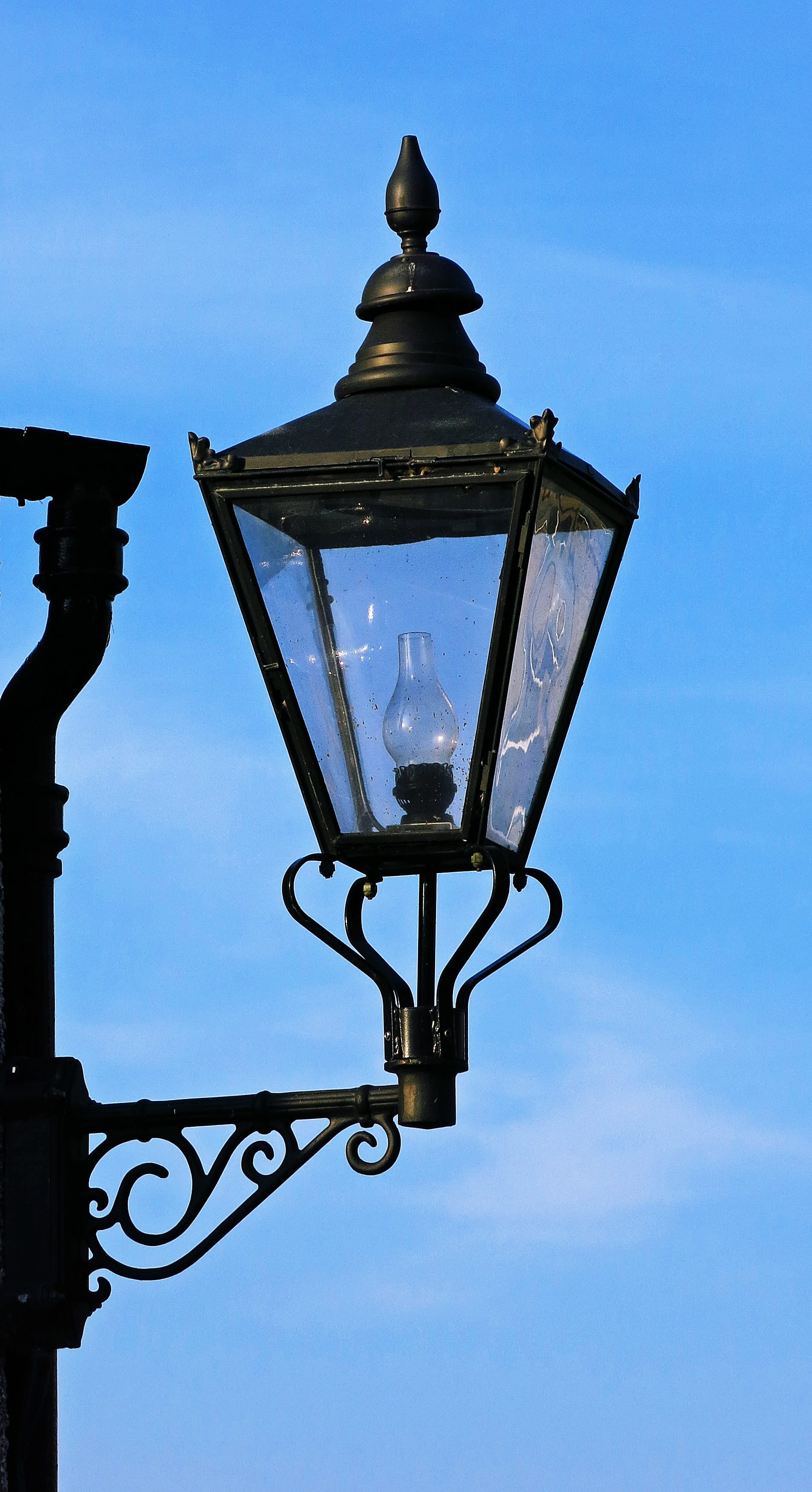 lighting equipment, day, plant, lamp post, lamp, lute, shop, ornate, metal, bracket, nature, bazaar, musical instrument, sky, electronics, outdoors, 2K, Phone HD Wallpaper