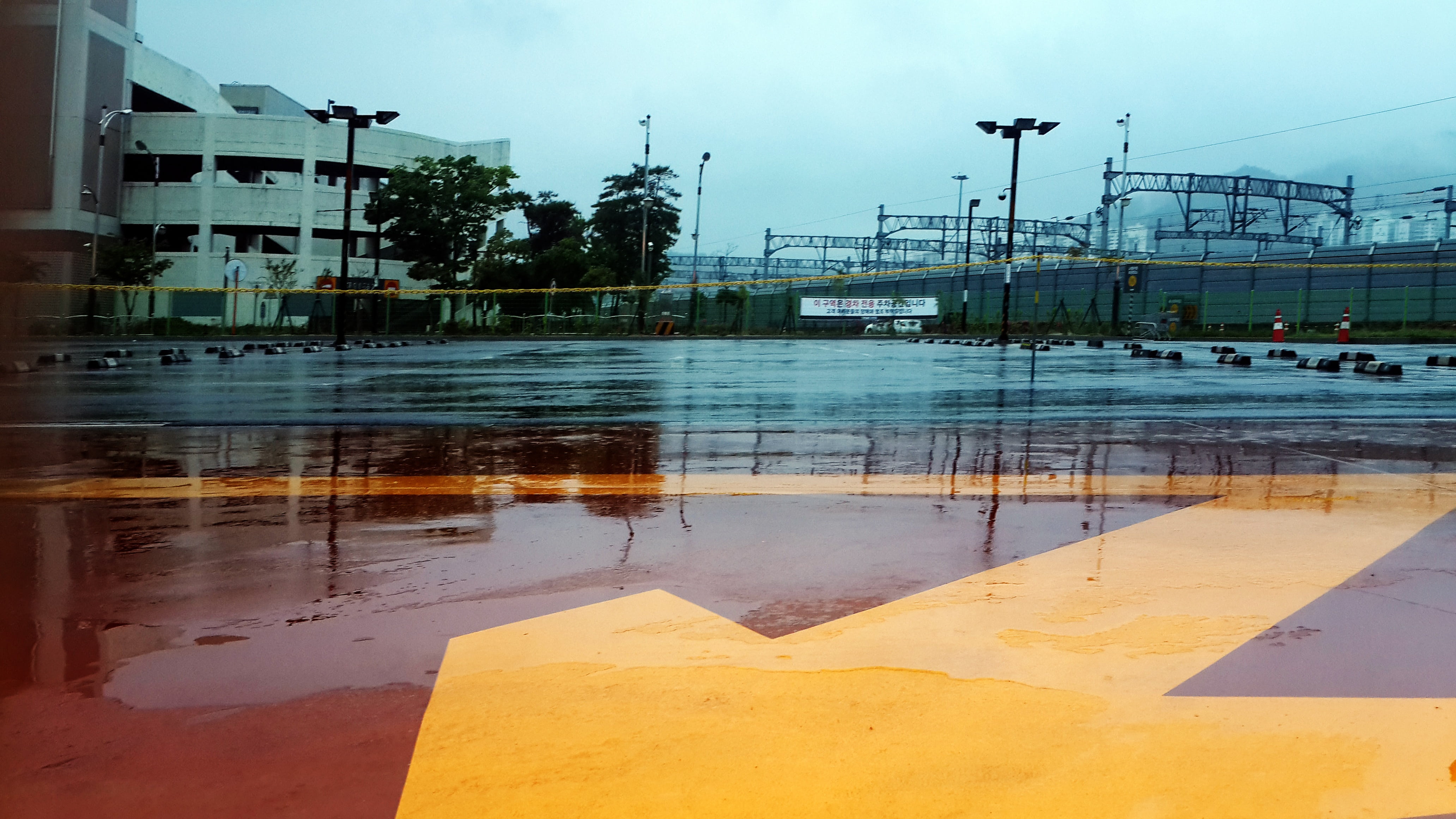 dawn, transportation, reflection, nature, gas station, 4K, architecture, road signs, this site, arrow, road lines, city, street, suncheon, water, yellow, HD Wallpaper