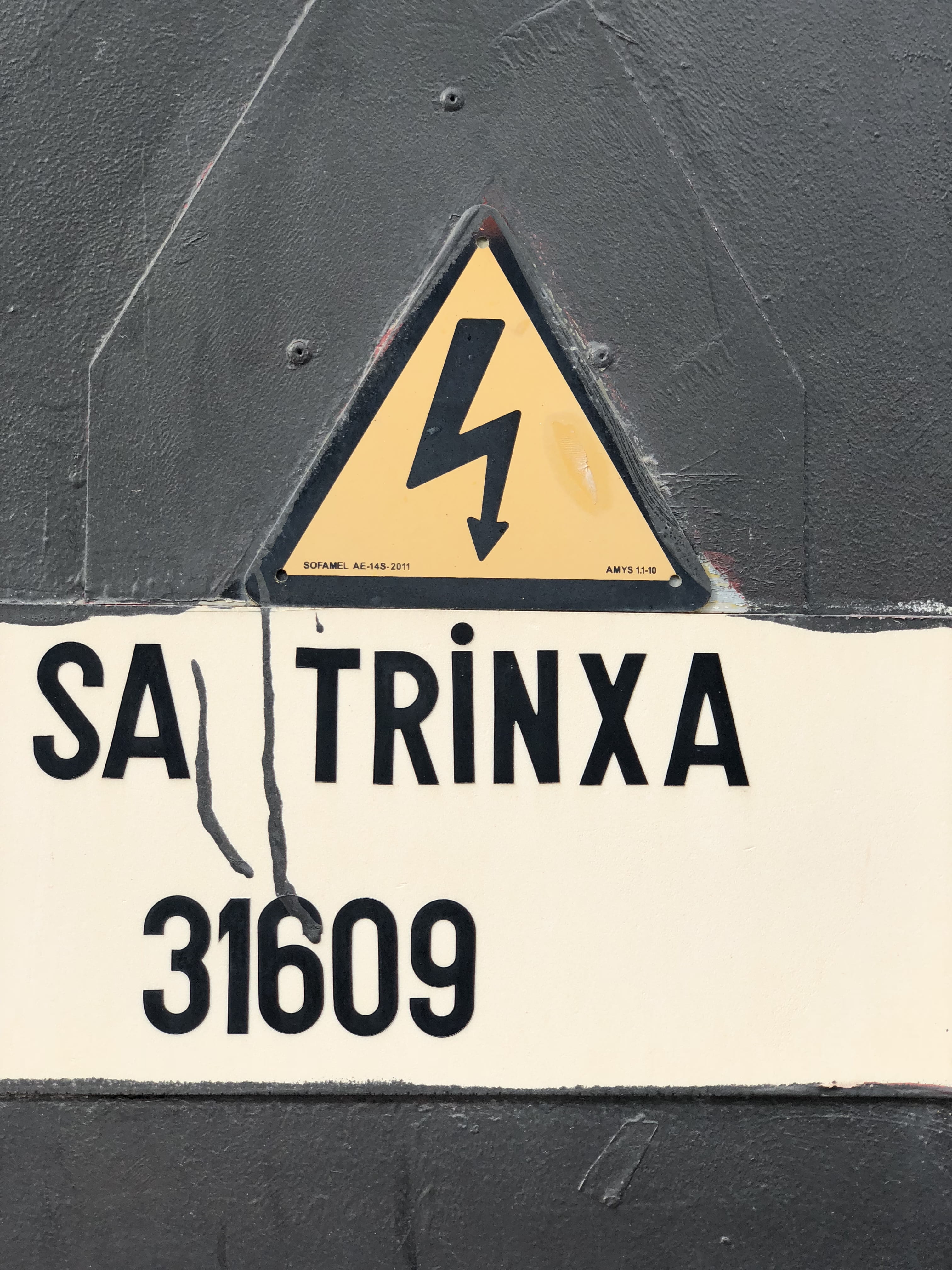 number, close-up, yellow, arrow symbol, high voltage sign, guidance, diseminado can cortes, spain, warning sign, 4K, capital letter, information sign, Phone HD Wallpaper