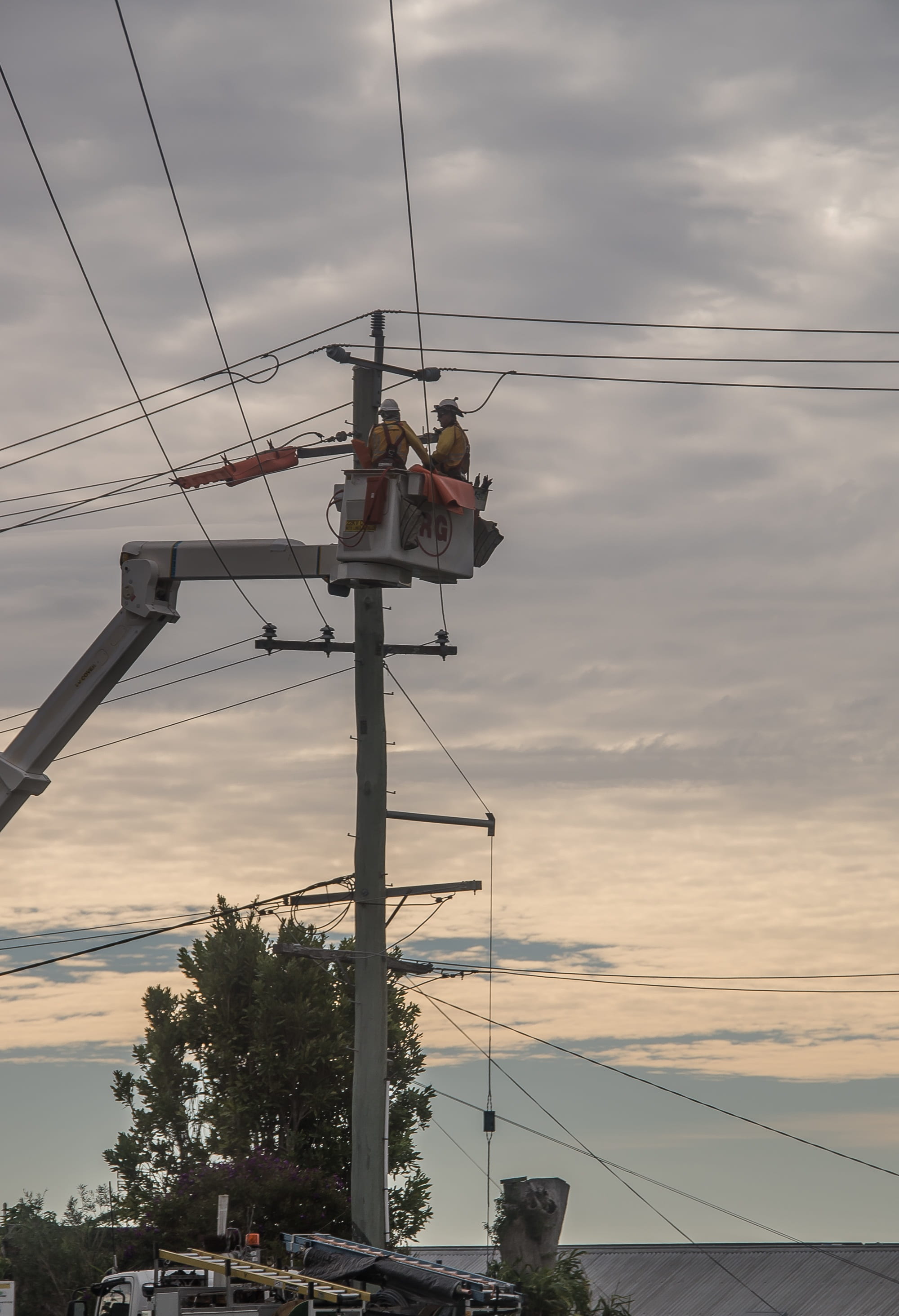 cherry picker, cable, mode of transportation, linesmen, sky, repair, real people, fuel and power generation, 2K, wires, technology, cloud - sky, connection, Phone HD Wallpaper