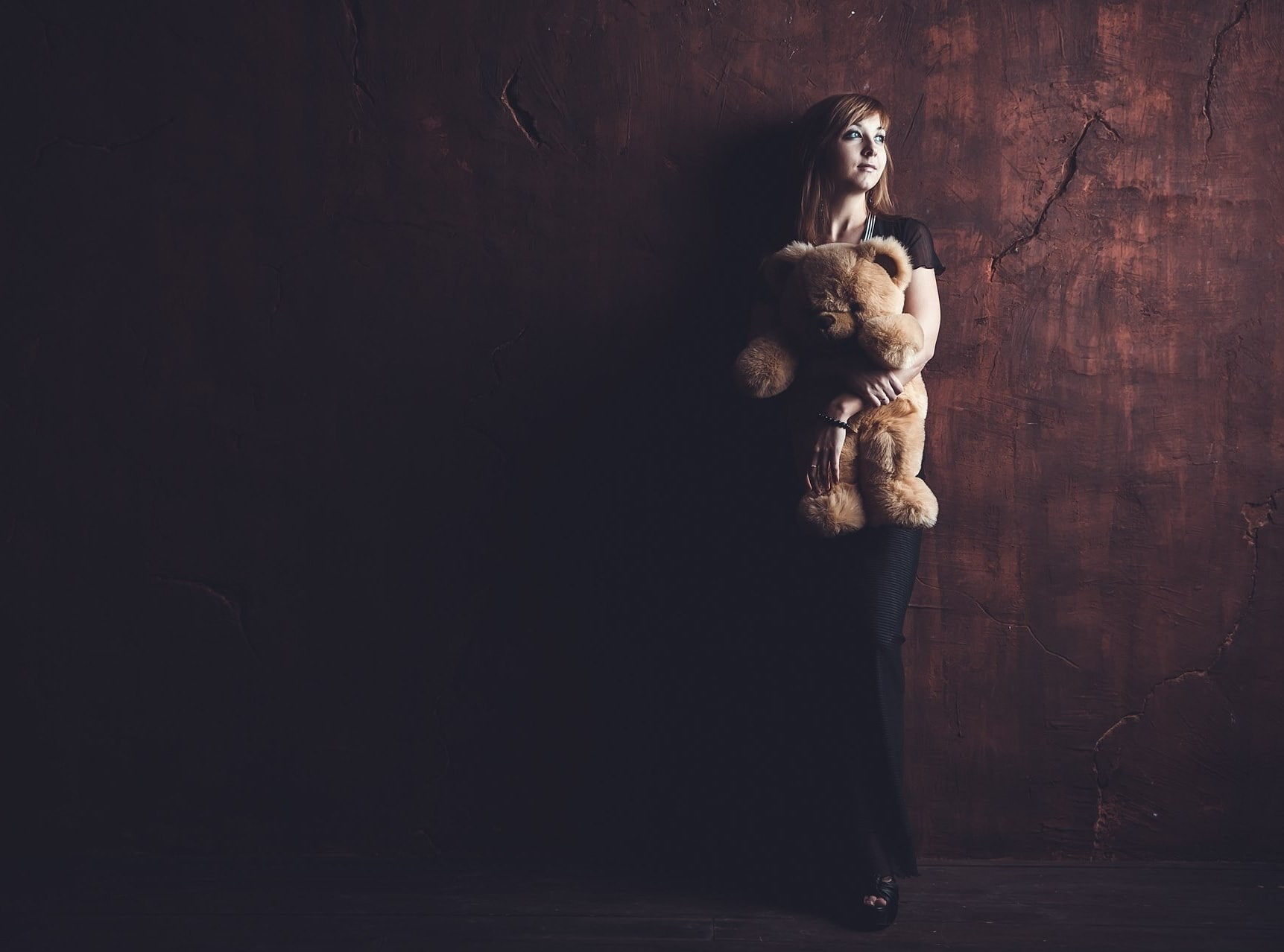 indoors, model, studio shot, representation, spooky, 720P, stuffed toy, adult, wall - building feature, hairstyle, wall, toy, women, beautiful woman, teddy bears, HD Wallpaper