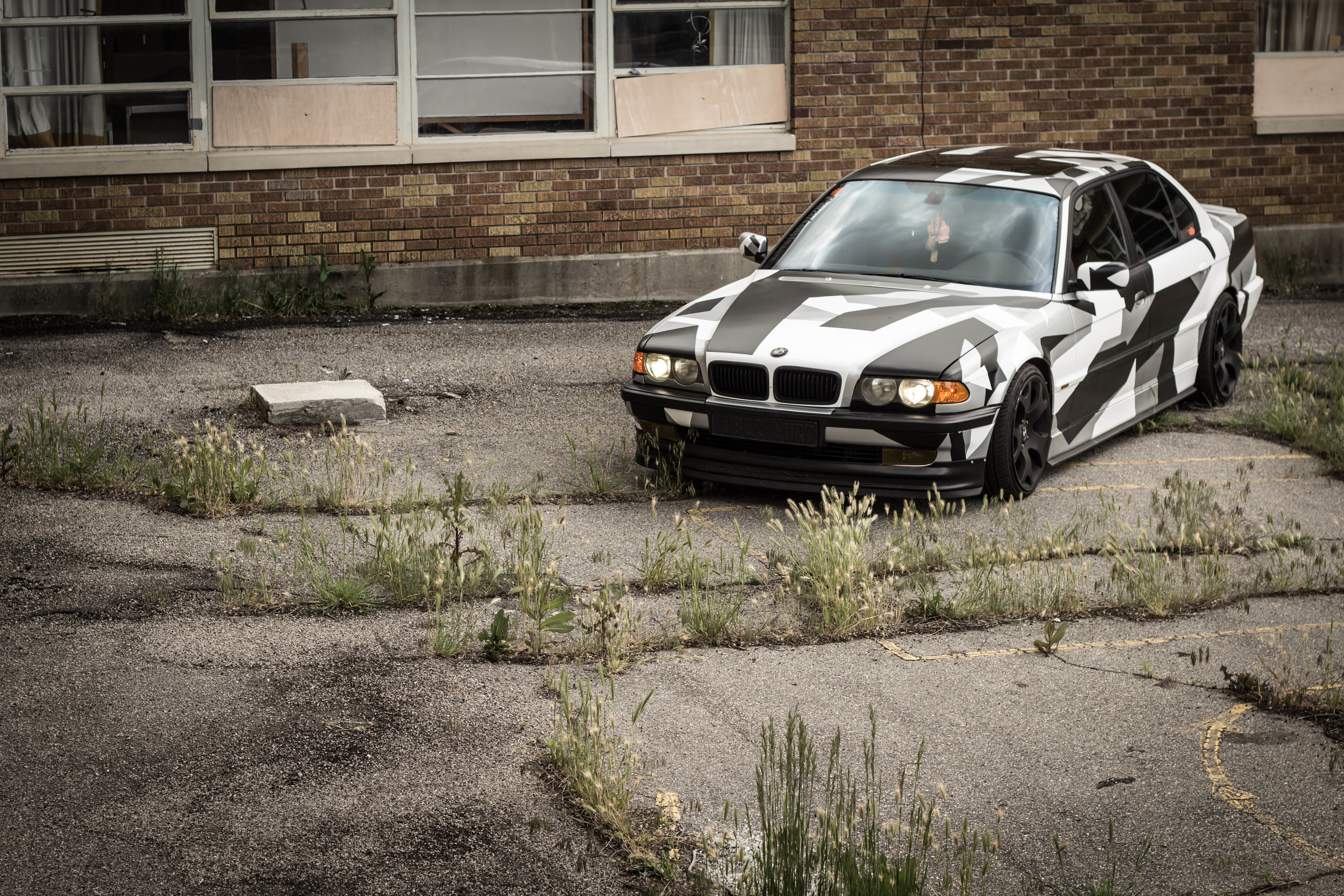 day, land vehicle, city, mode of transportation, no people, garage, camo, arctic camo, building, E38, motor vehicle, built structure, car, plant, witer, HD Wallpaper