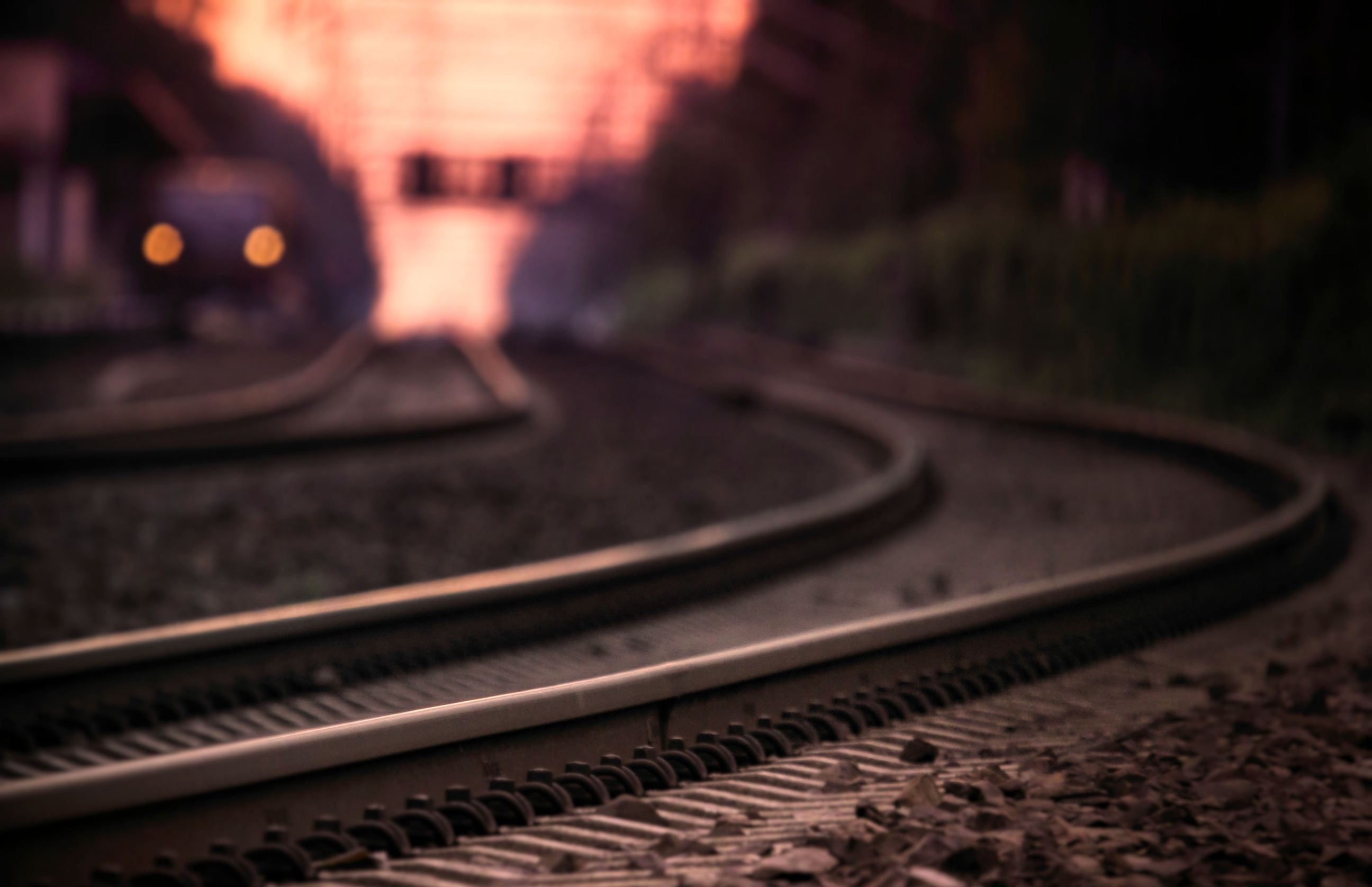 track, plant, pattern, no People, blurred Motion, black, railroad, rails, curve, 2K, railroad Station Platform, railway, sleepers, steel, metal, selective focus, HD Wallpaper